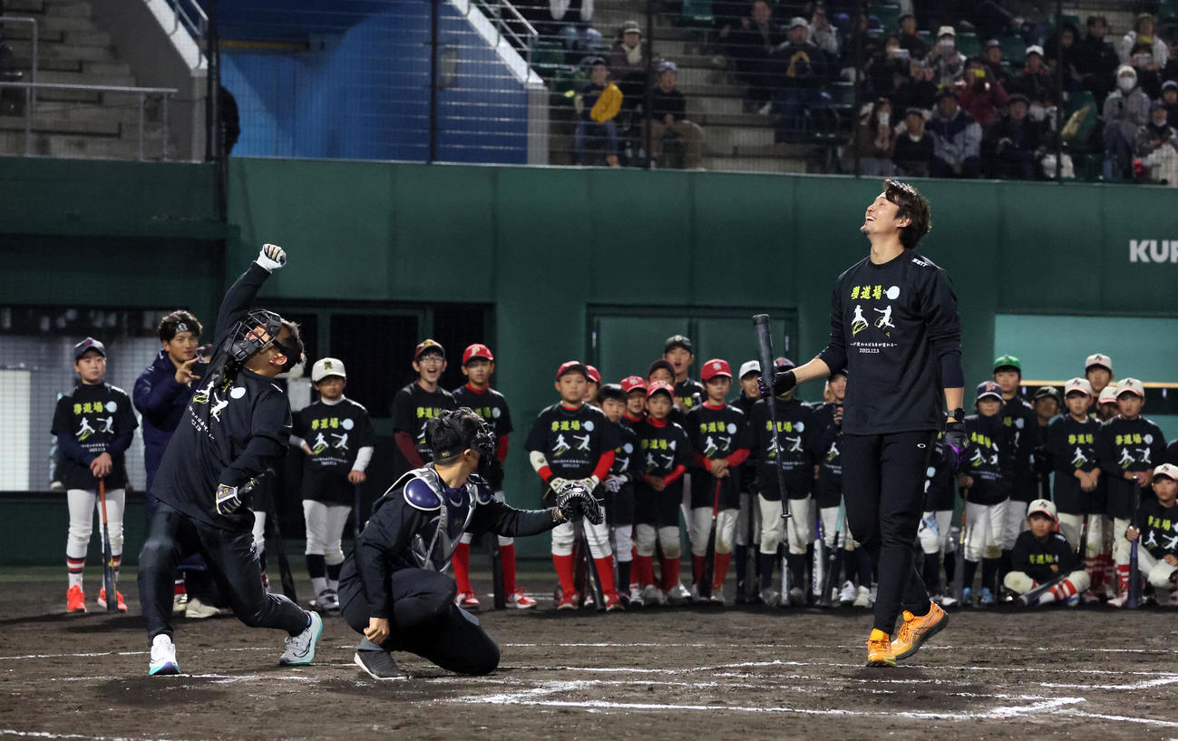 野球教室で小学生との1打席対決を行い三振する藤浪。左は審判の森（撮影・加藤哉）