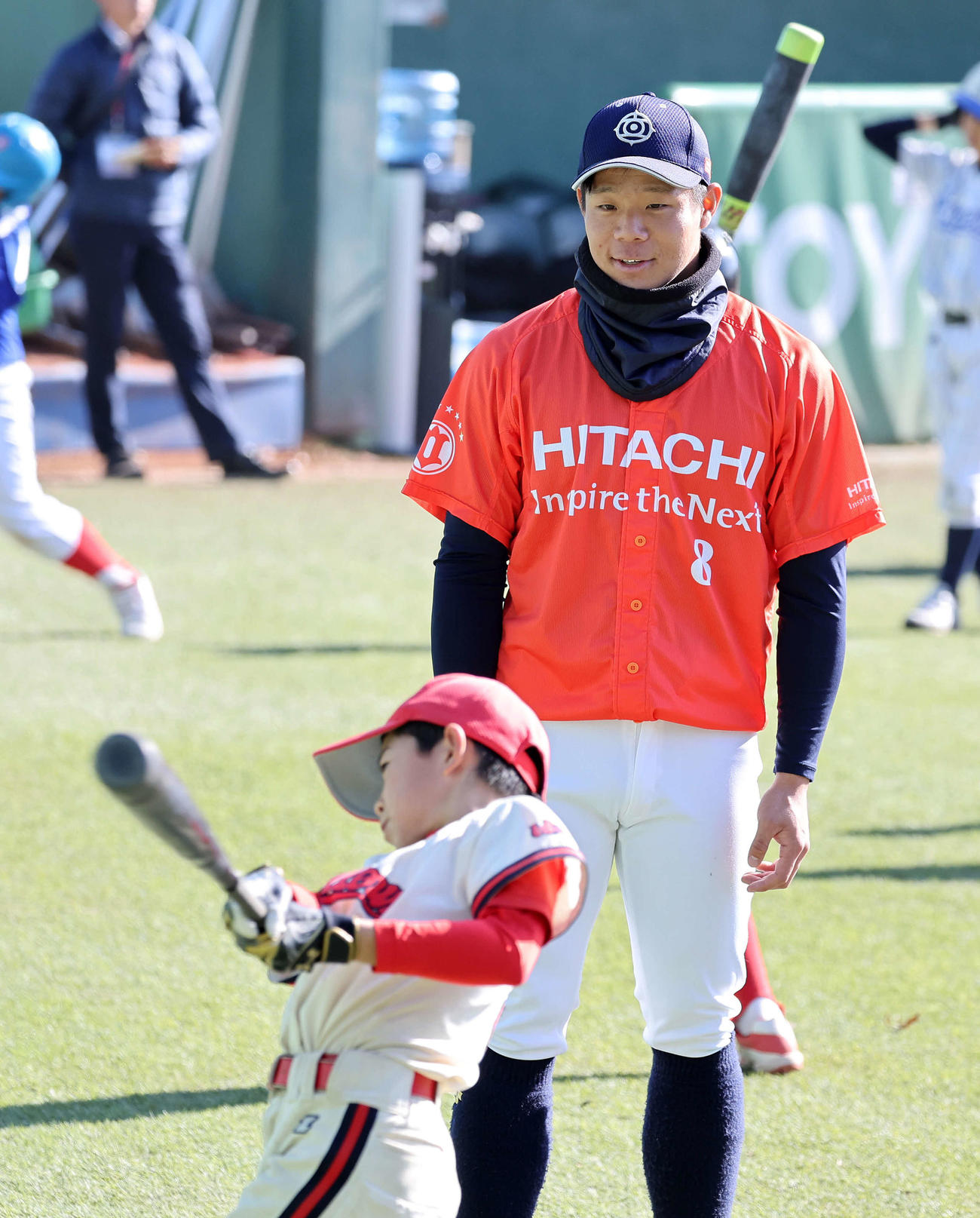 子供に打撃指導する巨人ドラフト3位の日立製作所・佐々木（撮影・鈴木正人）