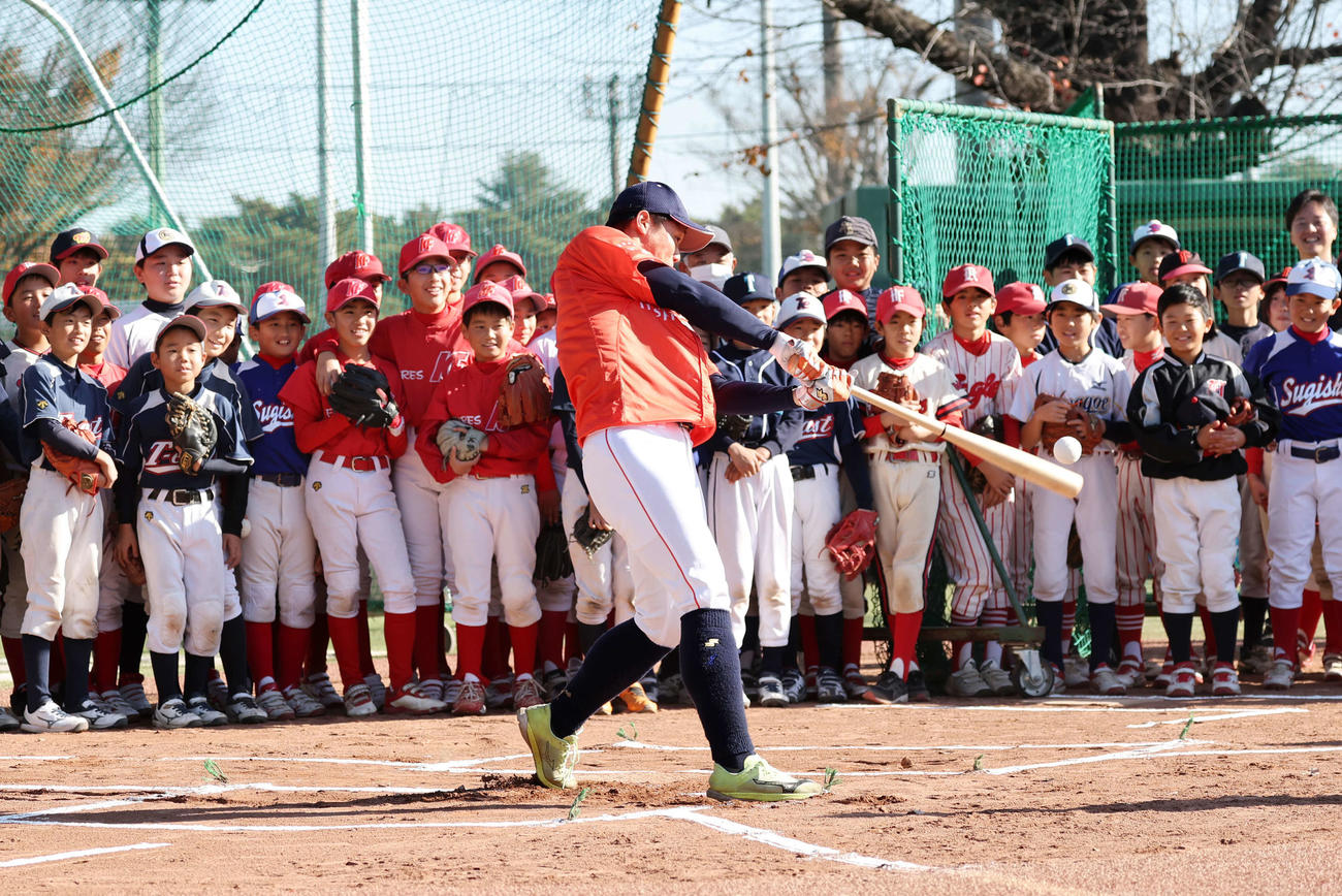 子供たちに打撃披露する巨人ドラフト3位の日立製作所・佐々木（撮影・鈴木正人）