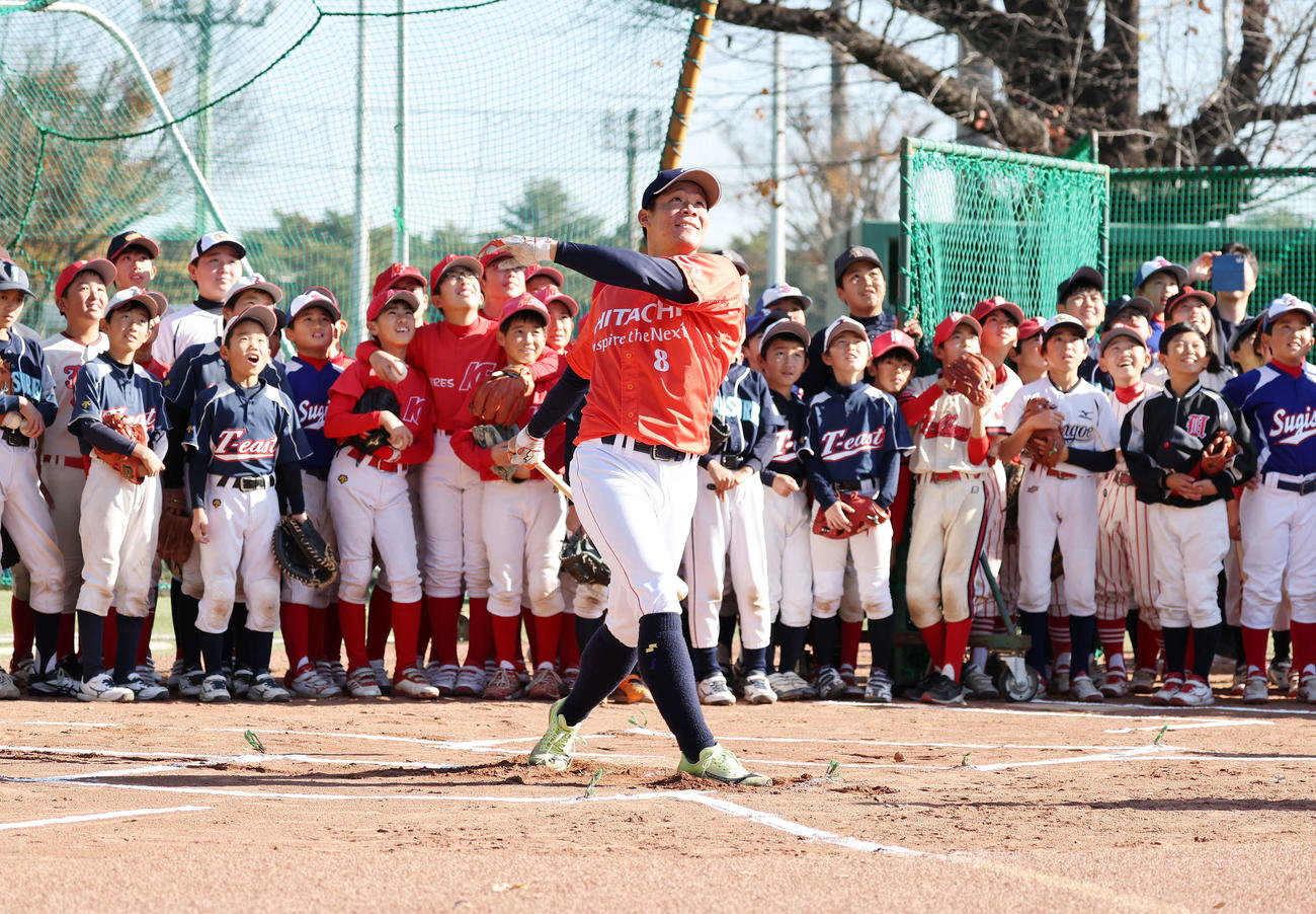 子供たちに打撃披露する巨人ドラフト3位の日立製作所・佐々木（撮影・鈴木正人）