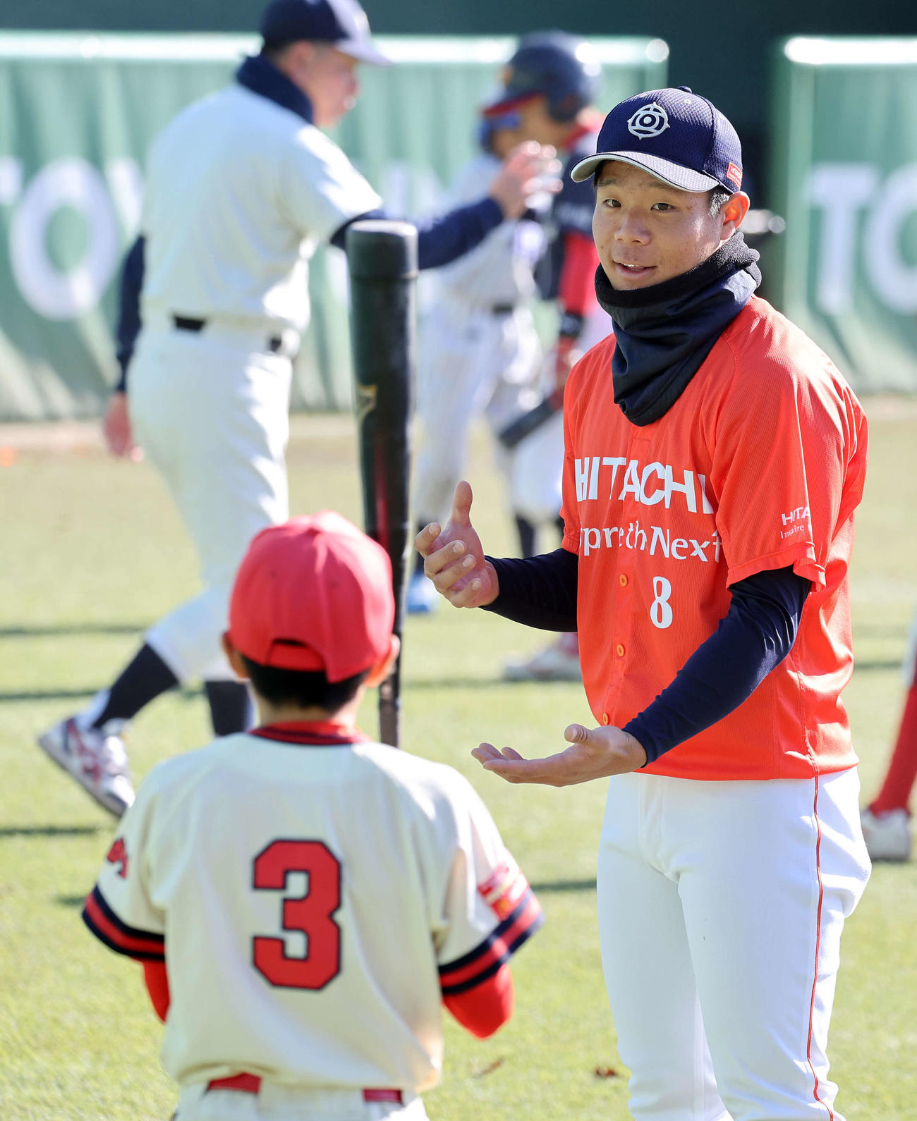 子供に打撃指導する巨人ドラフト3位の日立製作所・佐々木（撮影・鈴木正人）