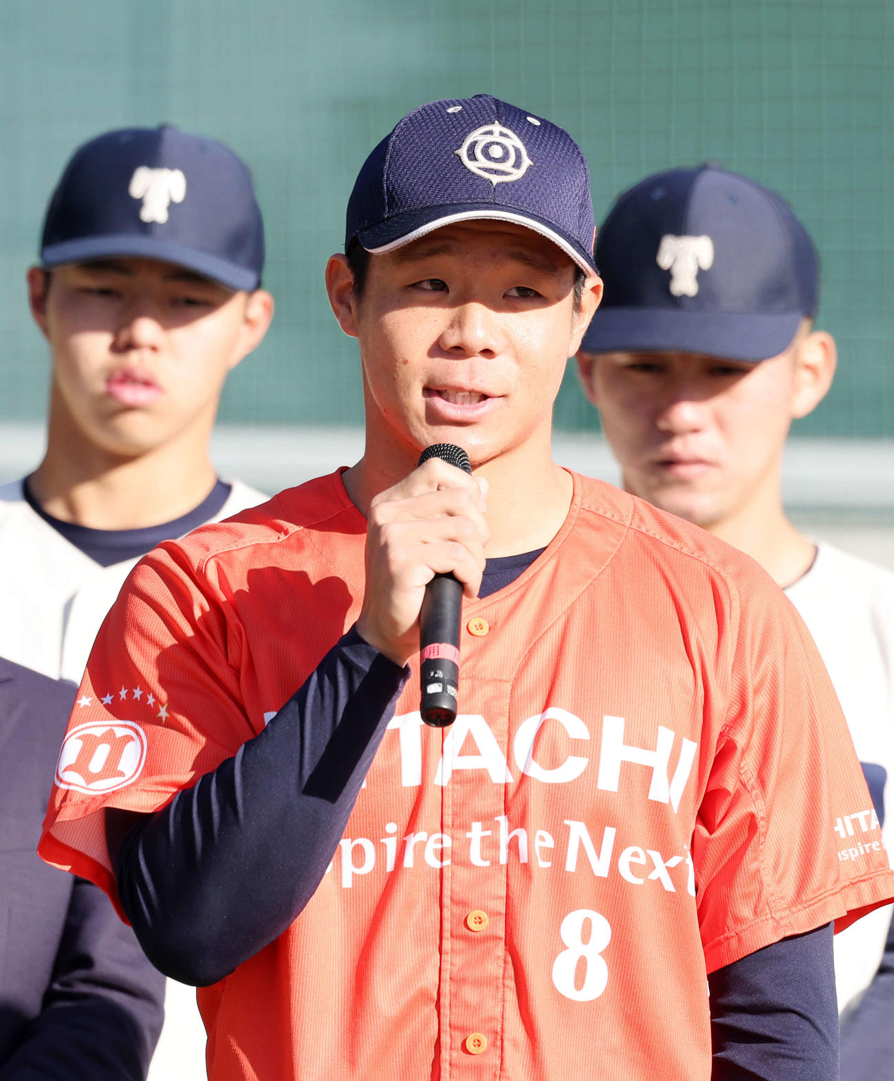 子供たちにあいさつする巨人ドラフト3位の日立製作所・佐々木（撮影・鈴木正人）