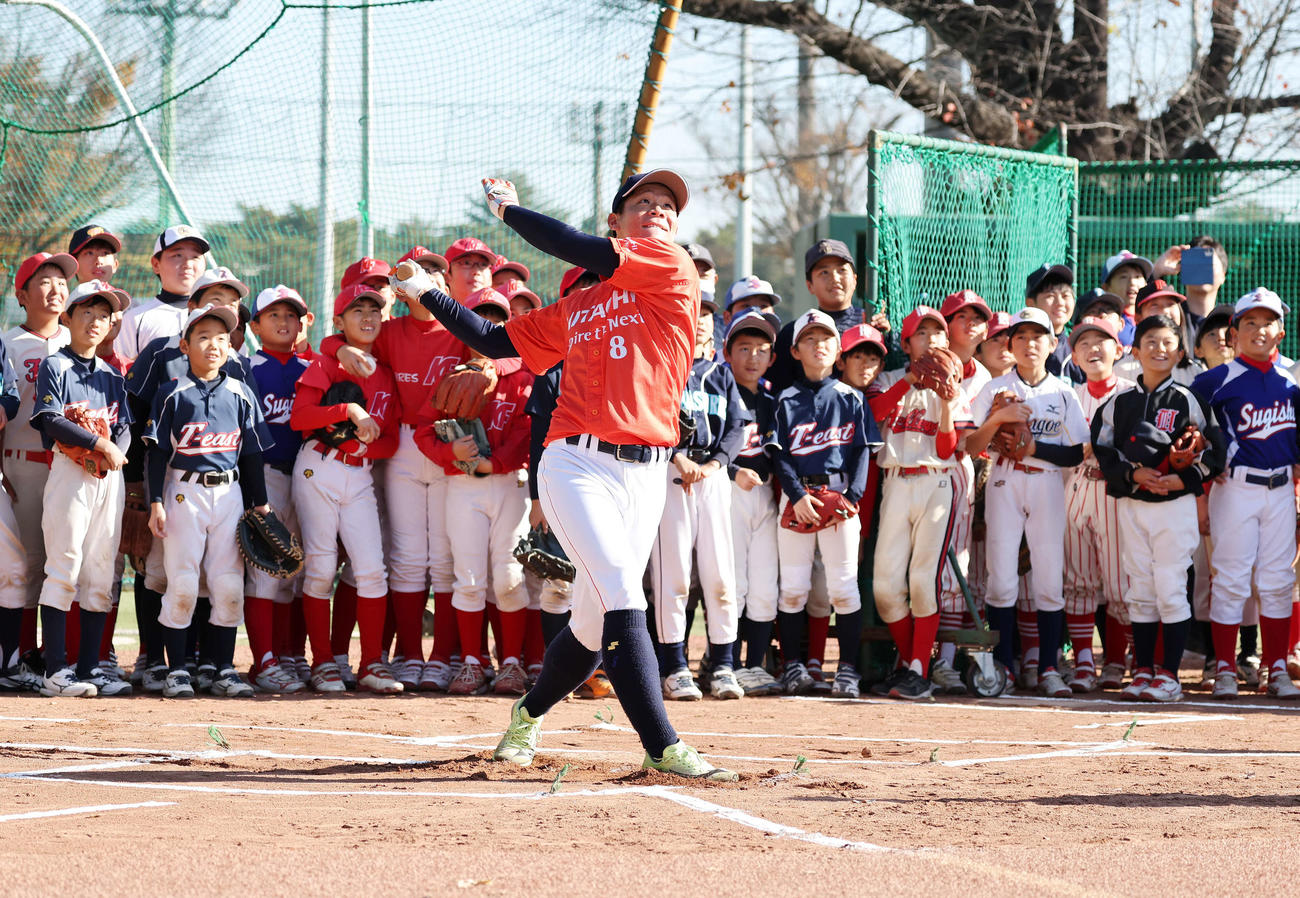 子供たちに打撃披露する巨人ドラフト3位の日立製作所・佐々木（撮影・鈴木正人）