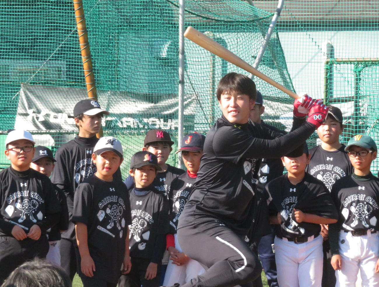 子どもたちの前でロングティーを行う広島小園（撮影・金子真仁）
