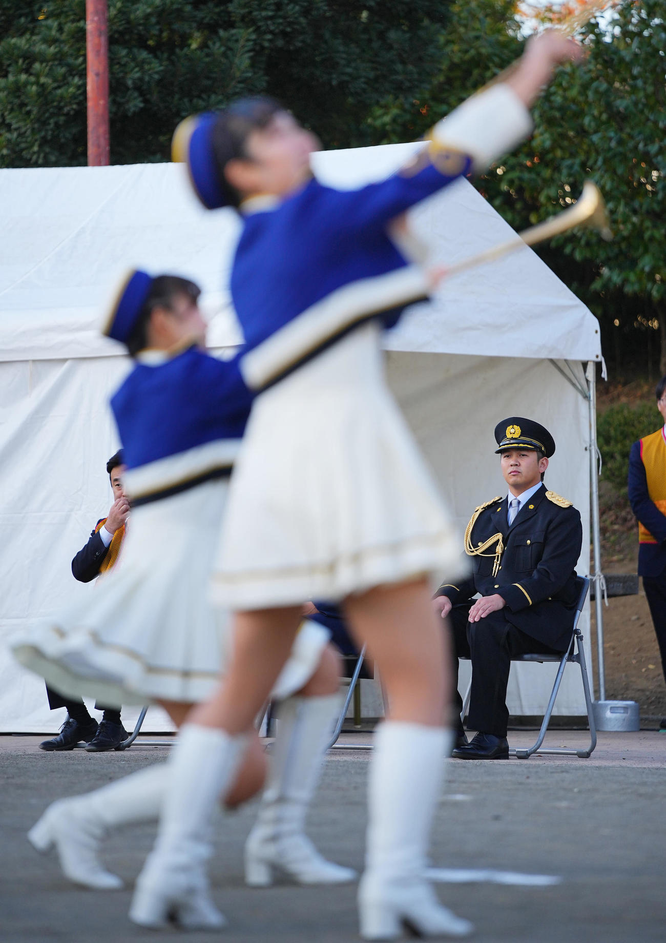 厚木警察署一日署長を務め音楽隊の演技を見つめるDeNA山崎（右）（撮影・垰建太）