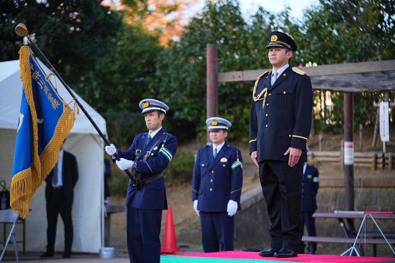 厚木警察署一日署長を務めるDeNA山崎（撮影・垰建太）