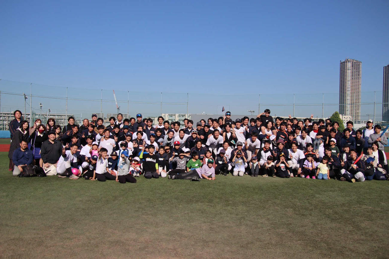 法大　東京6大学野球の社会連携アクション、「野球部グランドを子どもたちの遊び場へ」を行った法大。参加した子どもたちと一緒に写る野球部の選手たち（法大野球部提供）