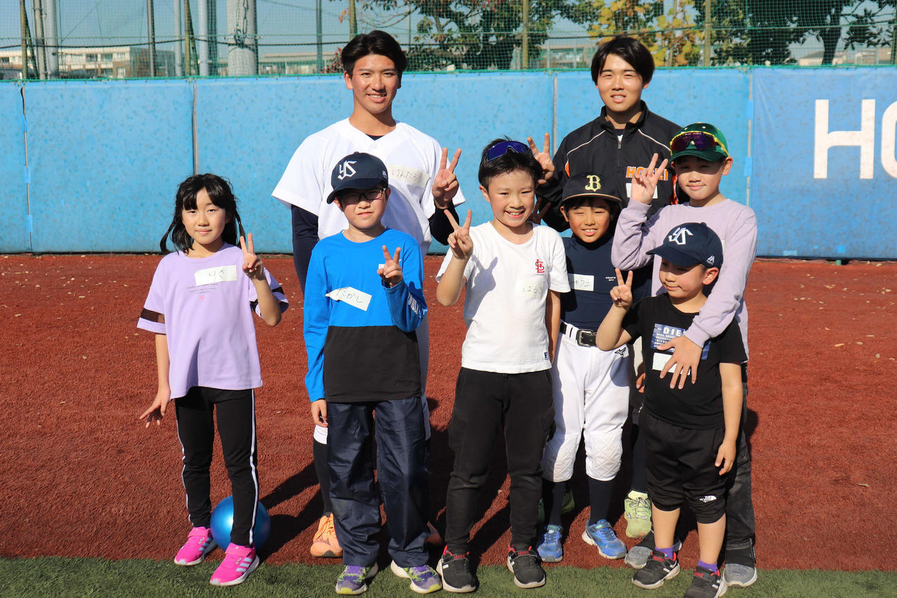 東京6大学野球の社会連携アクション「野球部グランドを子どもたちの遊び場へ」で、子どもたちと一緒に汗を流した（後列左）篠木（撮影・保坂淑子）