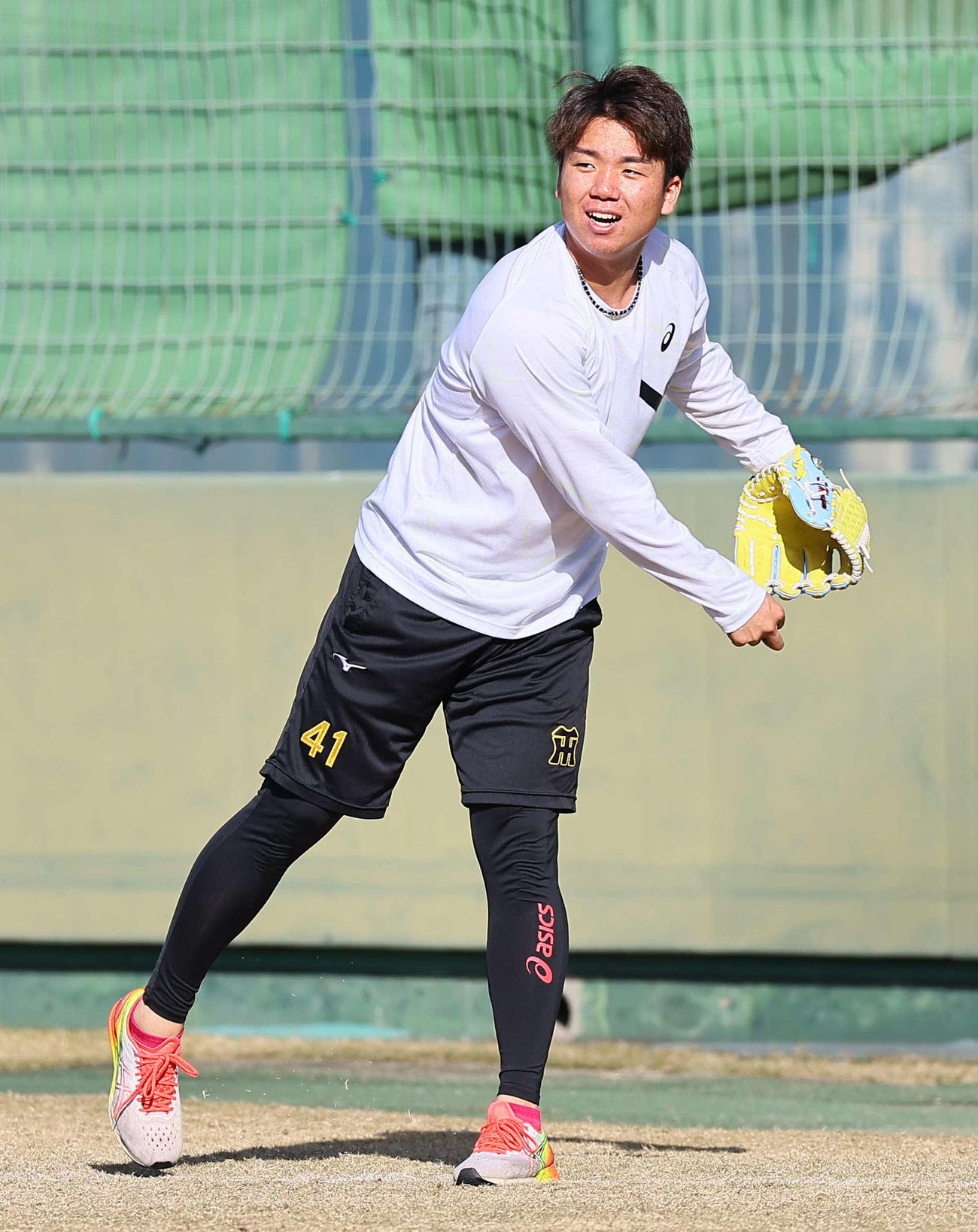 8日、鳴尾浜で自主トレを行う村上