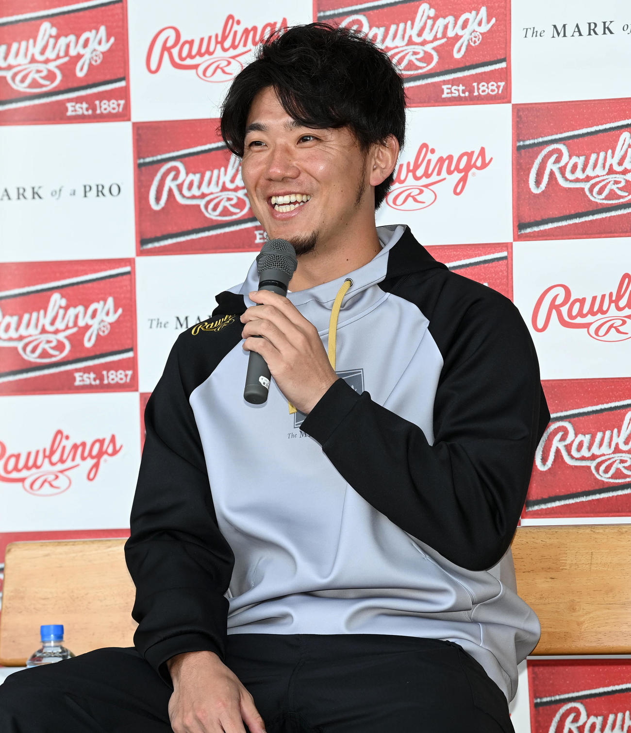 笑顔でトークショーを行う伊藤将（撮影・前岡正明）