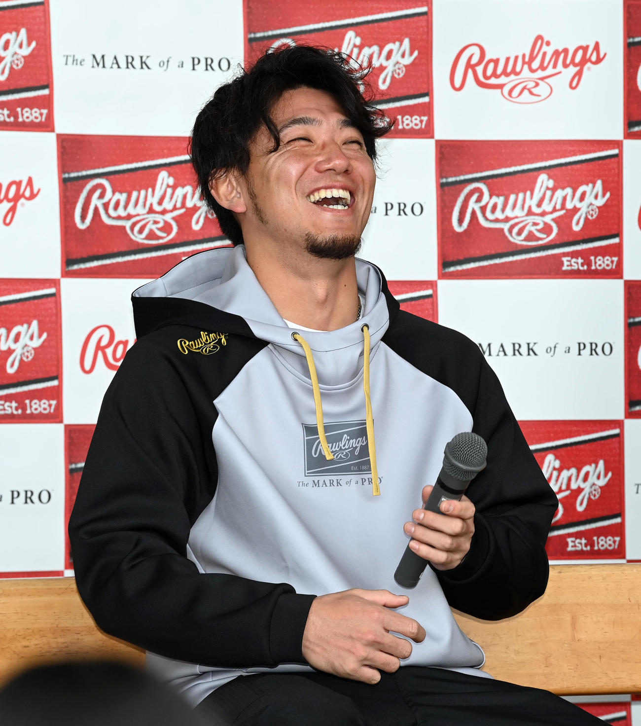 笑顔でトークショーを行う伊藤将（撮影・前岡正明）