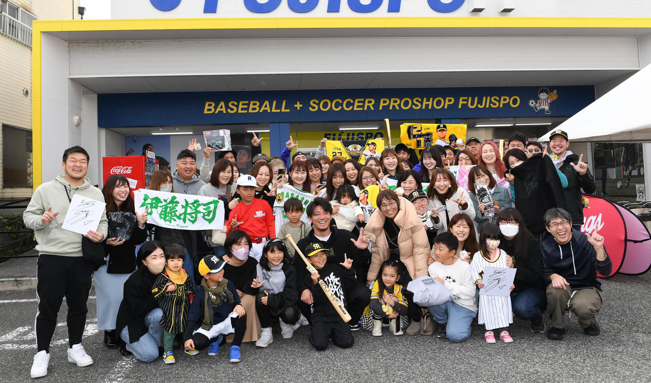 トークショーに参加したファンと笑顔で記念撮影を行う伊藤将（撮影・前岡正明）