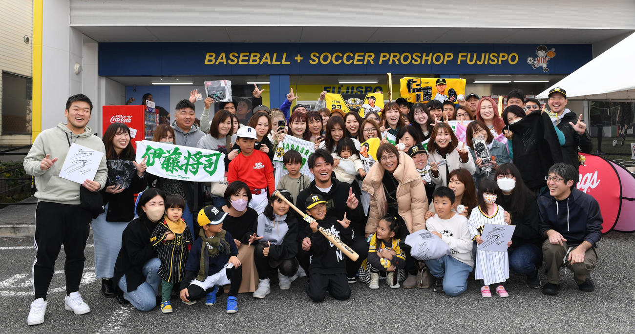 トークショーに参加したファンと笑顔で記念撮影を行う伊藤将（撮影・前岡正明）