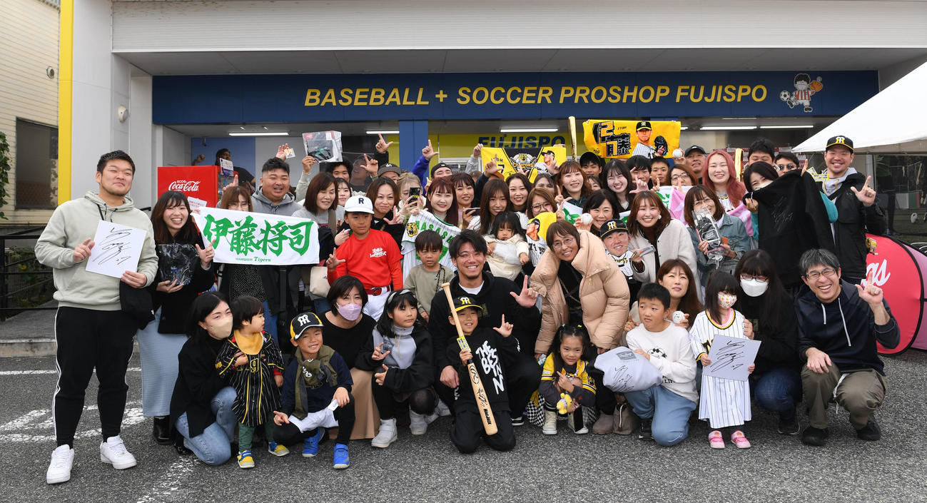 トークショーに参加したファンと笑顔で記念撮影を行う伊藤将（撮影・前岡正明）