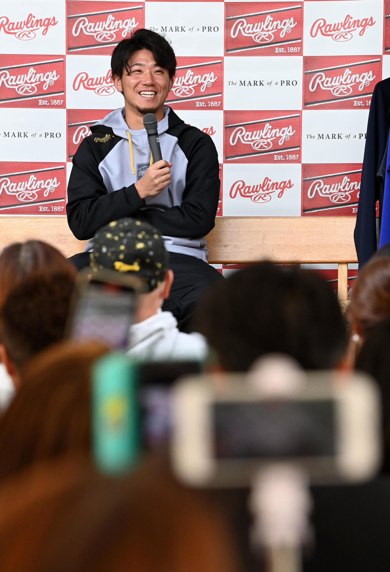 笑顔でトークショーを行う伊藤将（撮影・前岡正明）