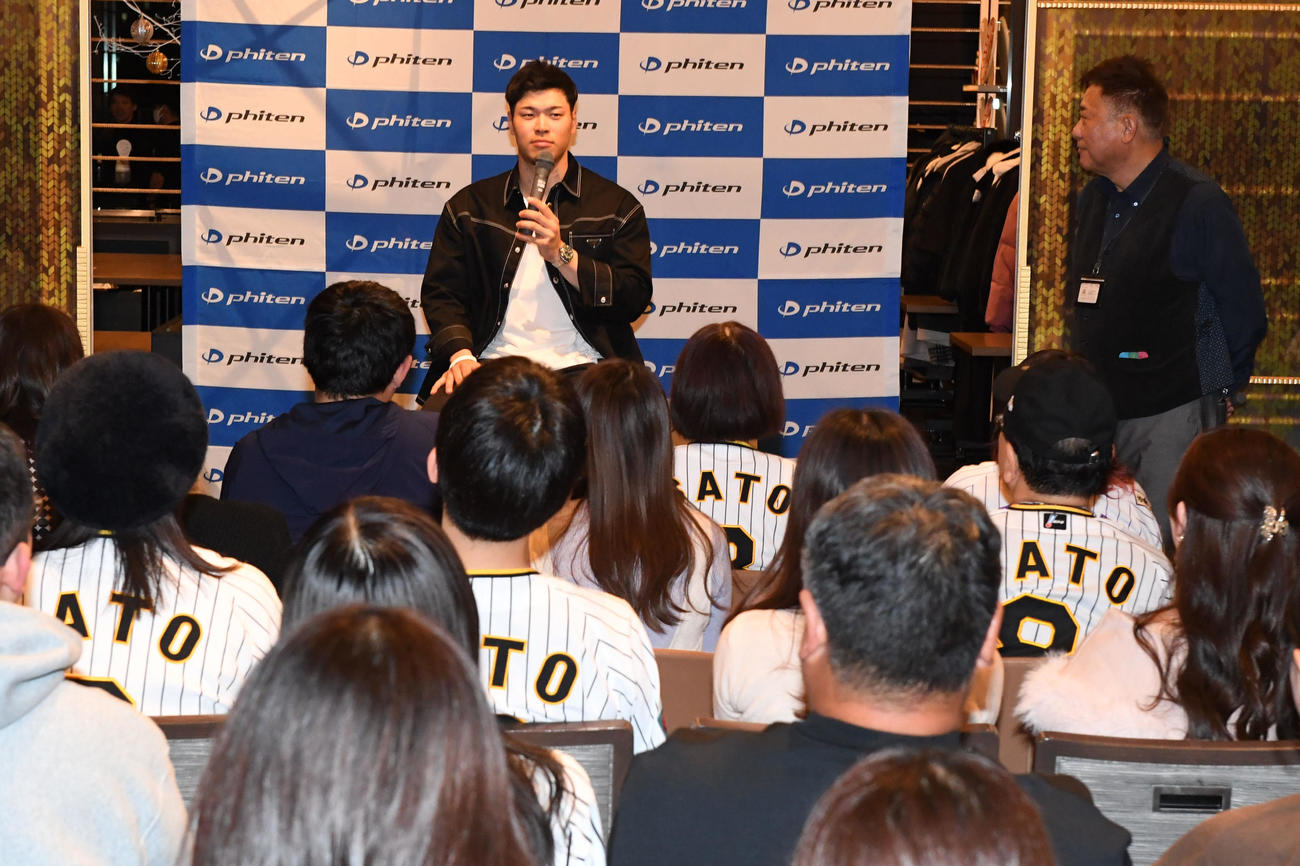 ファンミーティングに出席、トークを繰り広げた佐藤輝（撮影・前岡正明）