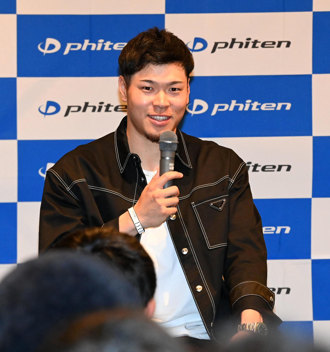 ファンミーティングに出席、笑顔でトークを繰り広げた佐藤輝（撮影・前岡正明）
