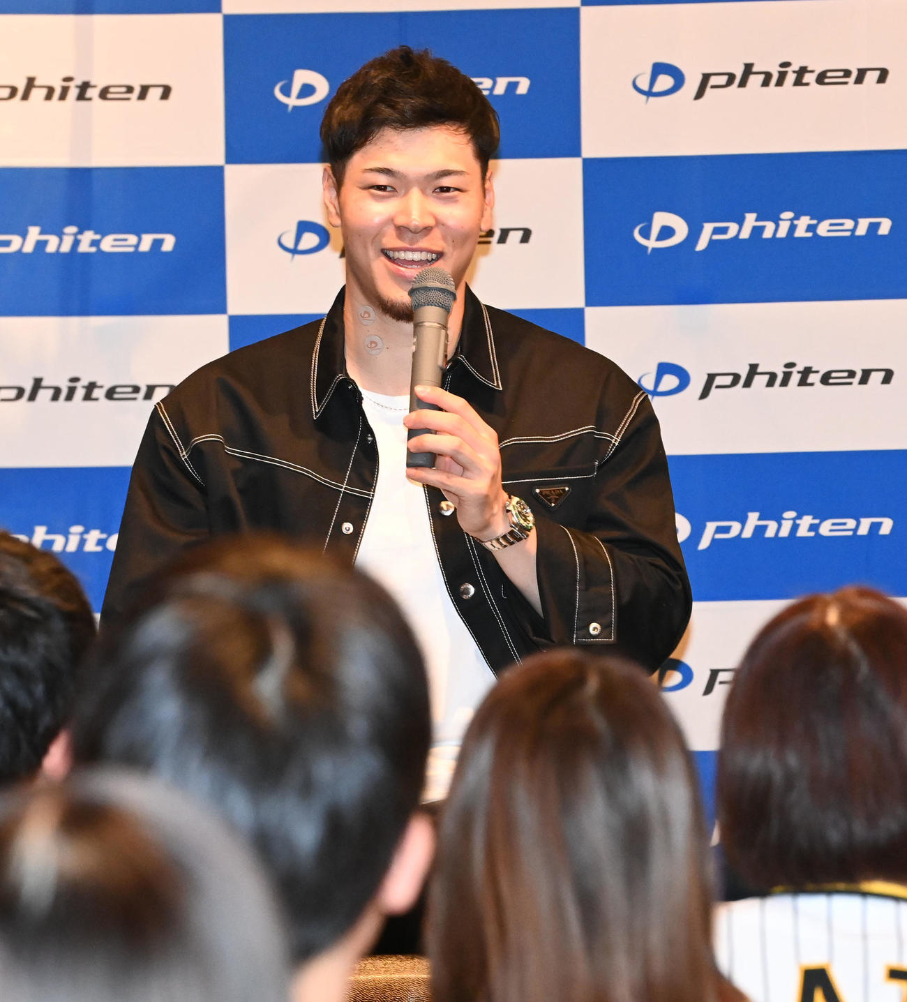 ファンミーティングに出席、笑顔でトークを繰り広げた佐藤輝（撮影・前岡正明）