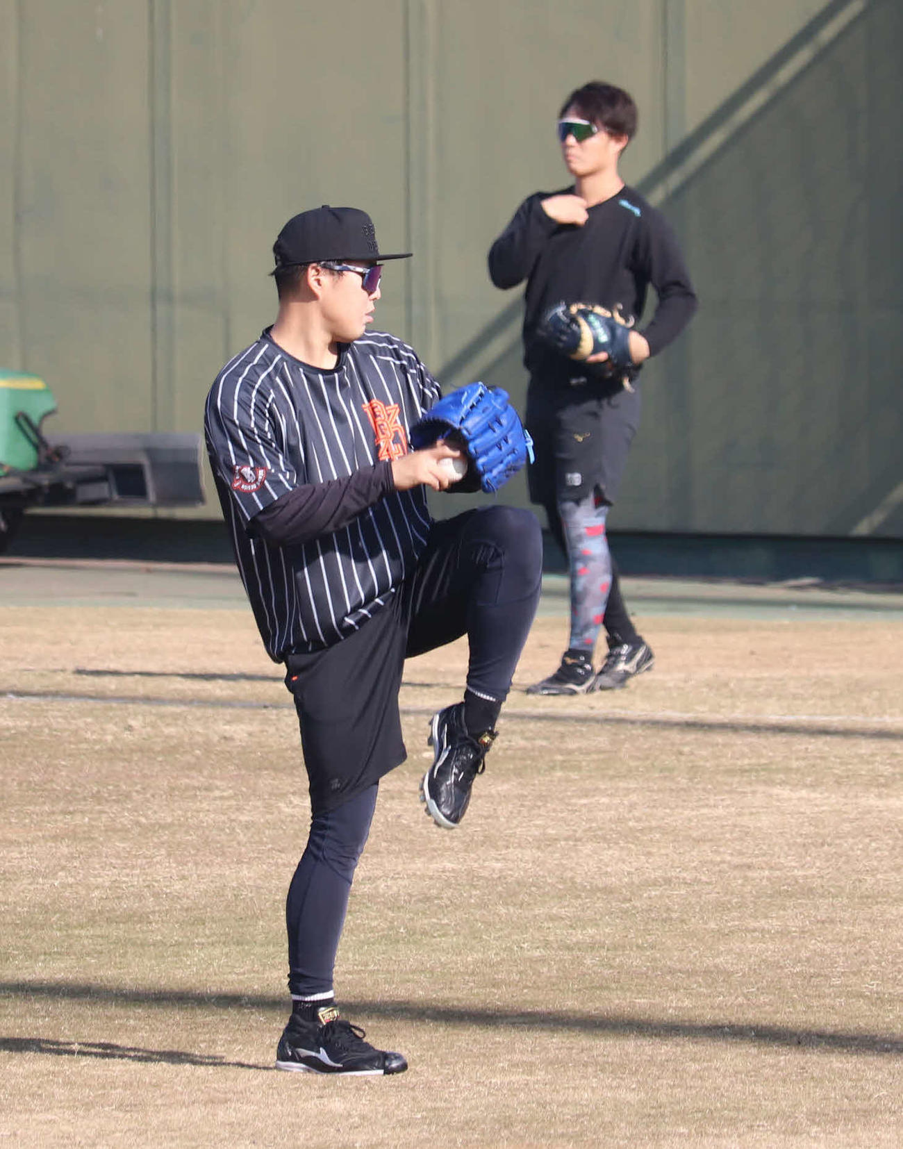 鳴尾浜でキャッチボールする馬場（撮影・波部俊之介）