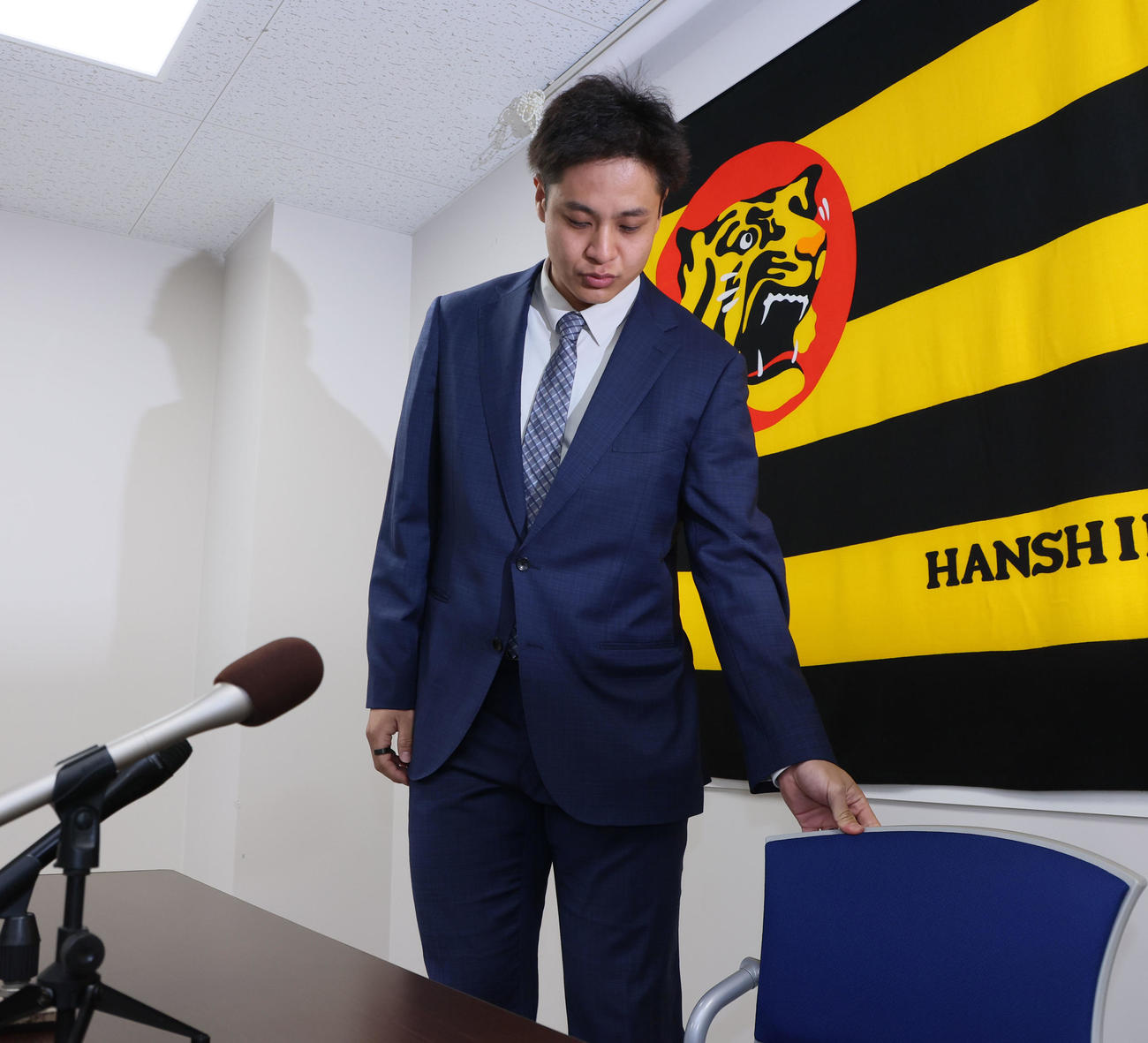 契約を更改し会見場に入る大竹（撮影・加藤哉）