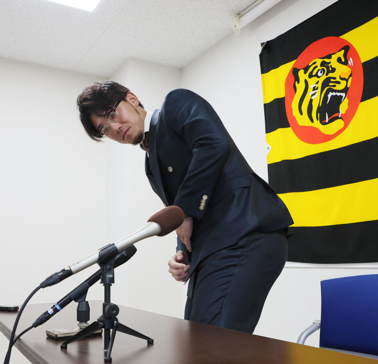契約を更改し会見場に入る伊藤将（撮影・加藤哉）