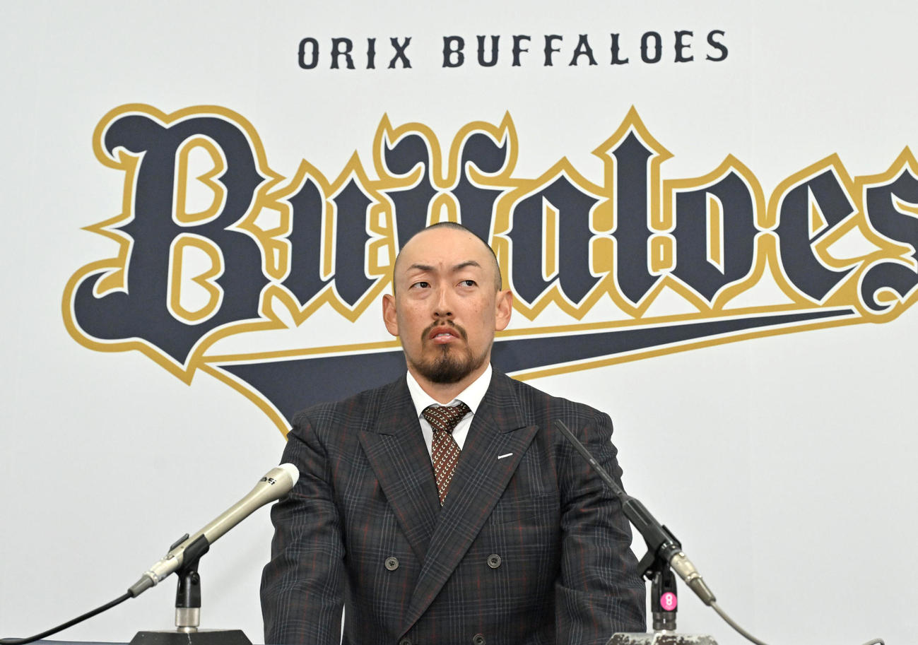 契約更改を終えて会見する平野佳（撮影・石井愛子）