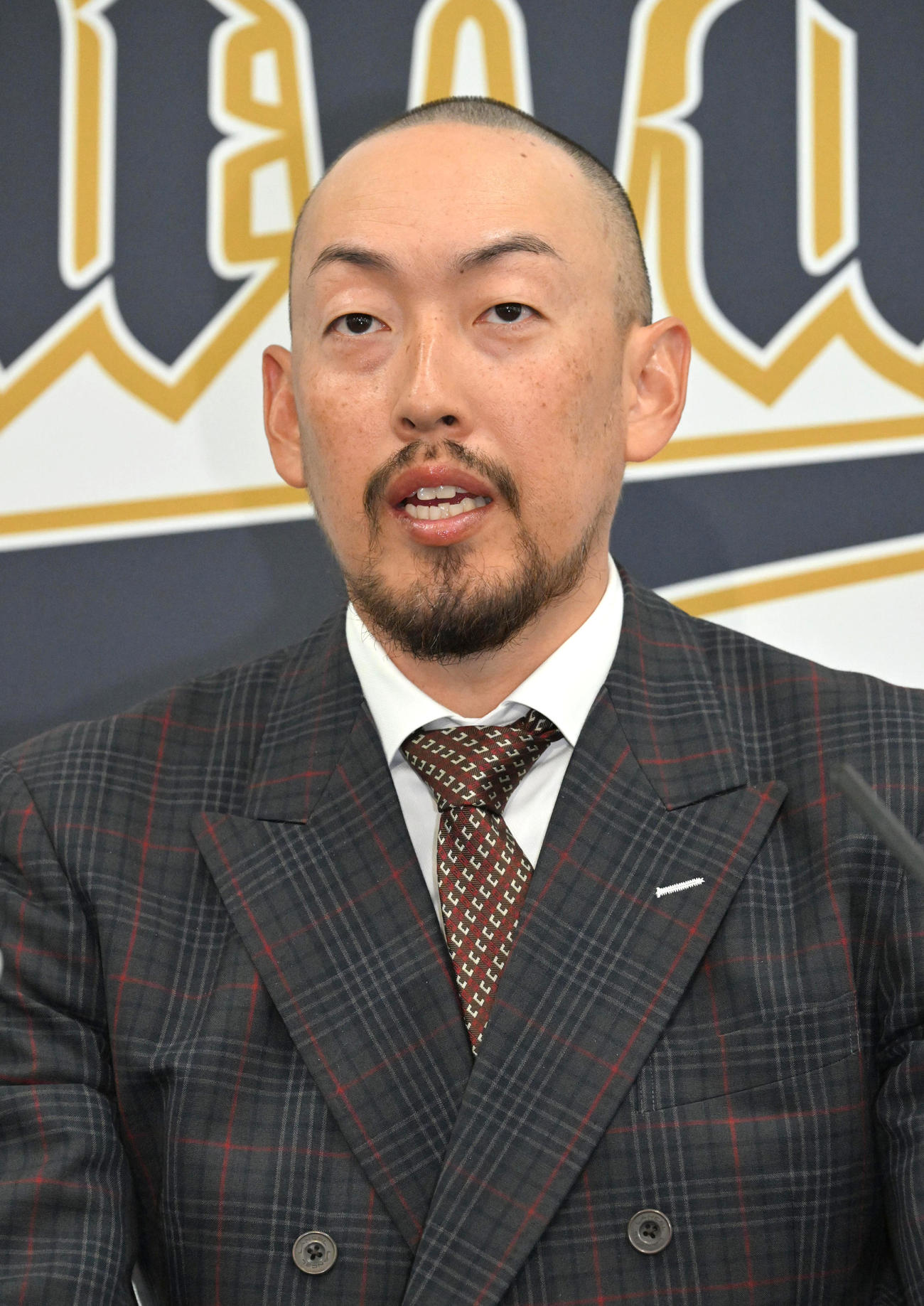 契約更改を終えて会見する平野佳（撮影・石井愛子）