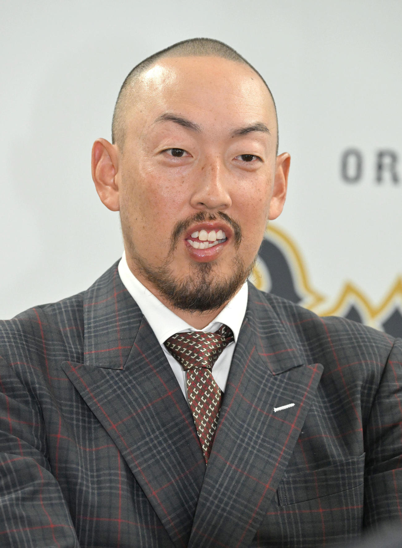 契約更改を終えて報道陣の質問に答える平野佳（撮影・石井愛子）