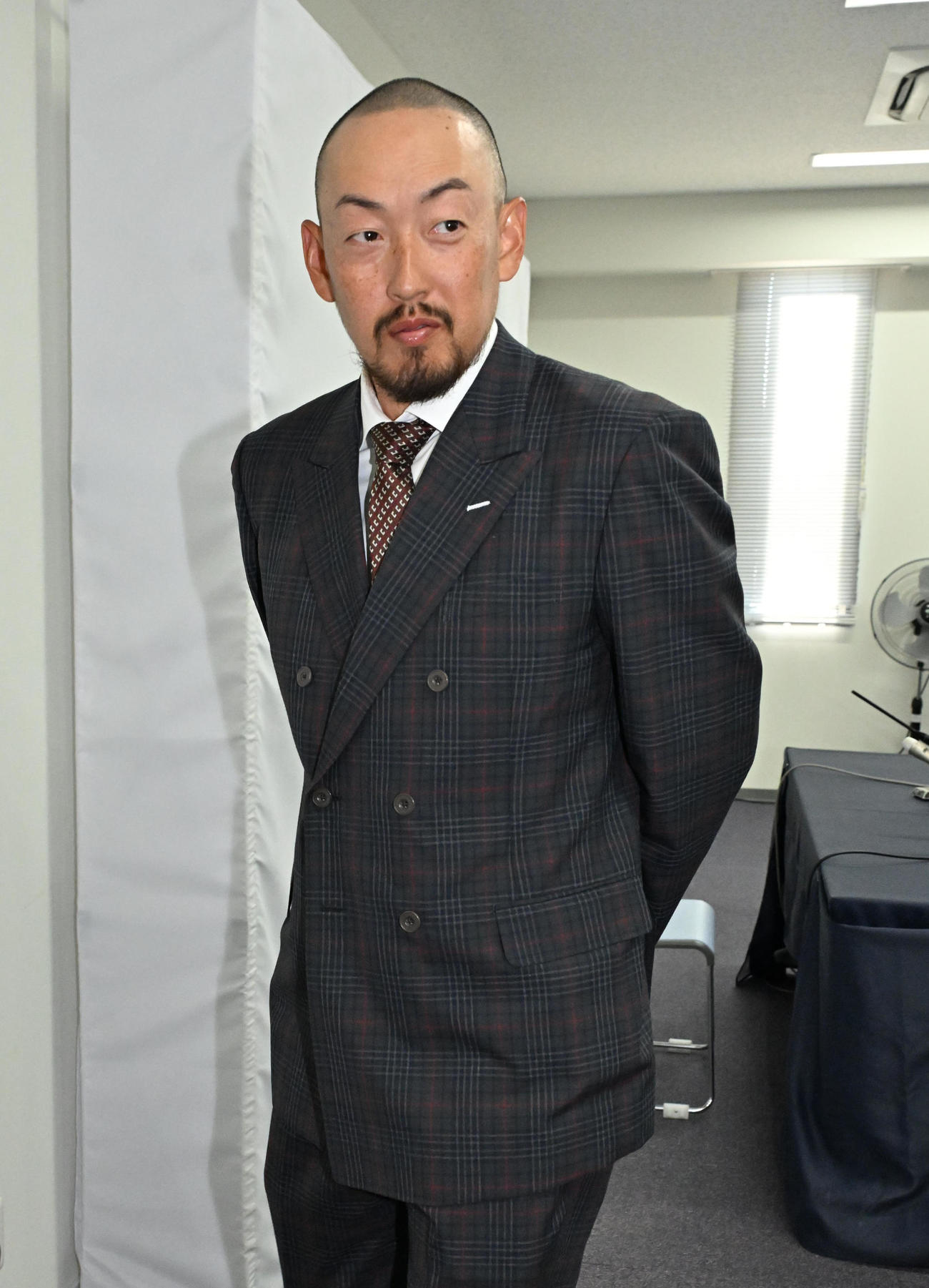 契約更改を終えて会見する平野佳（撮影・石井愛子）