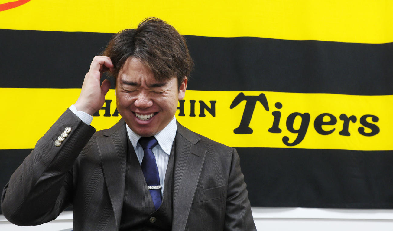 契約を更改し記者の質問に答える村上（撮影・加藤哉）