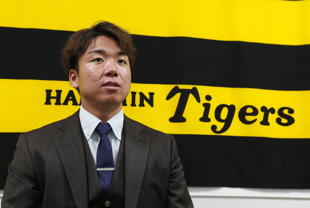 契約を更改し記者の質問に答える村上（撮影・加藤哉）
