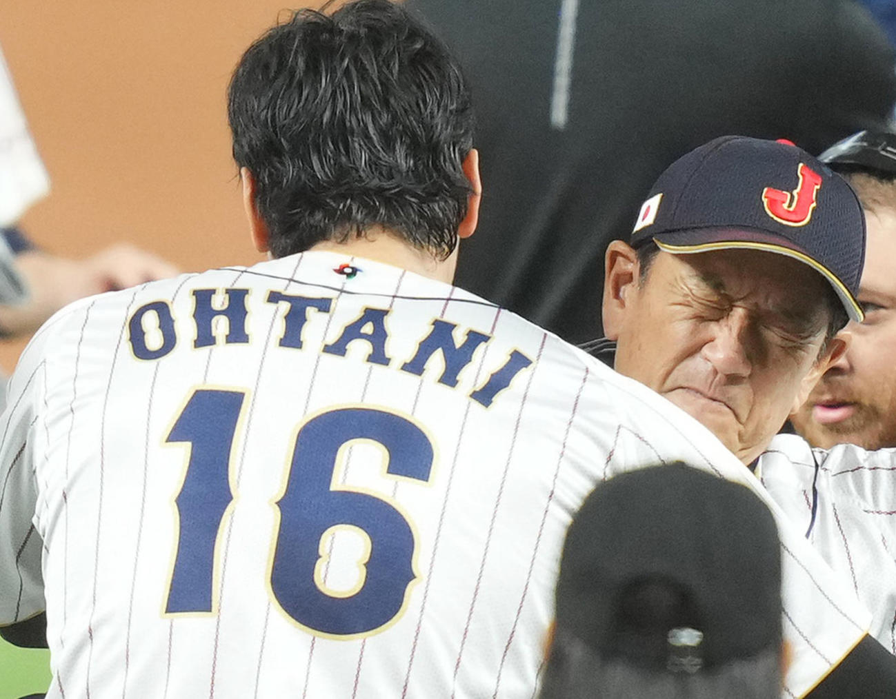 世界一を決め、大谷翔平（左）とハグする栗山監督（2023年3月21日撮影）
