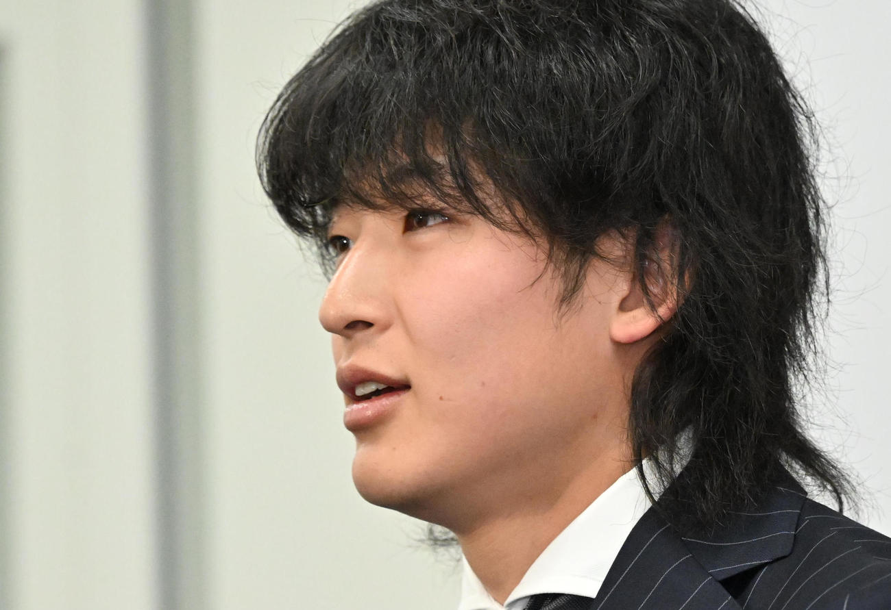 契約更改を終え会見をする山崎颯（撮影・石井愛子）