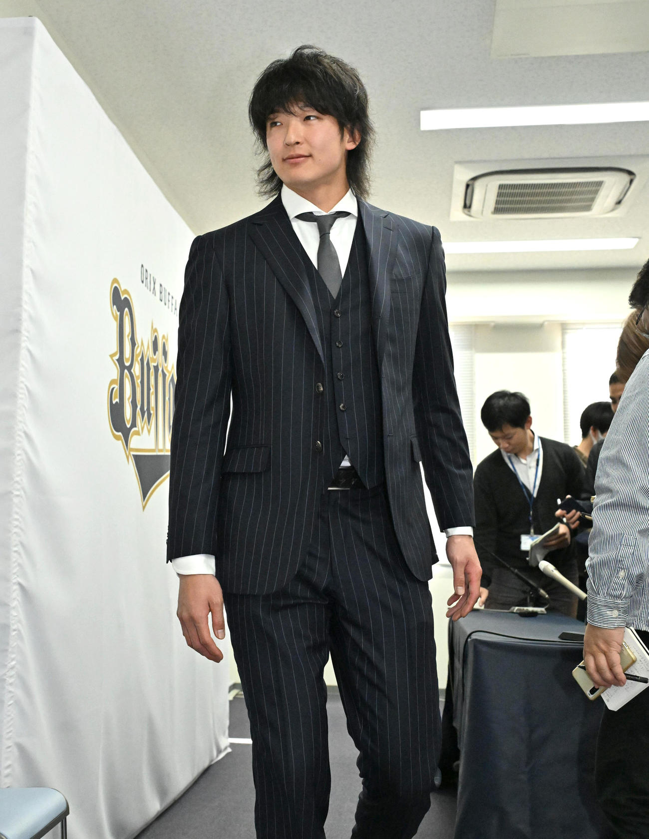 会見場を出る山崎颯（撮影・石井愛子）