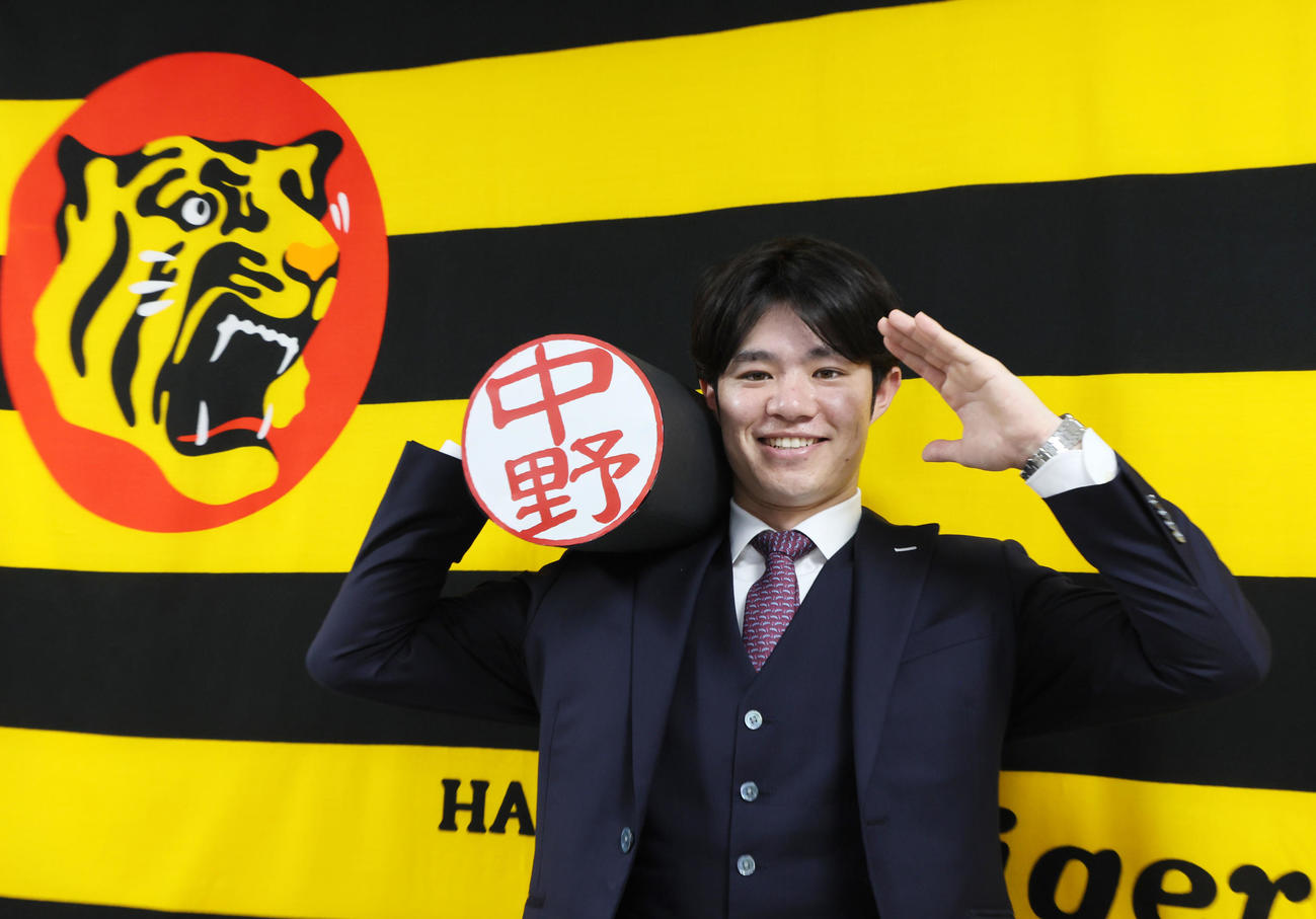 契約を更改し巨大印鑑を担いでポーズを決める中野（撮影・加藤哉）