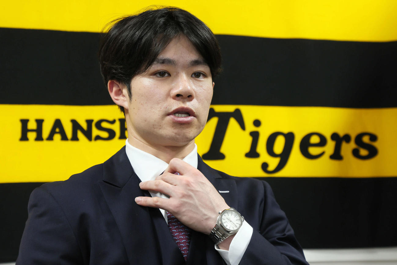 アップ提示で契約を更改し会見する中野（撮影・加藤哉）