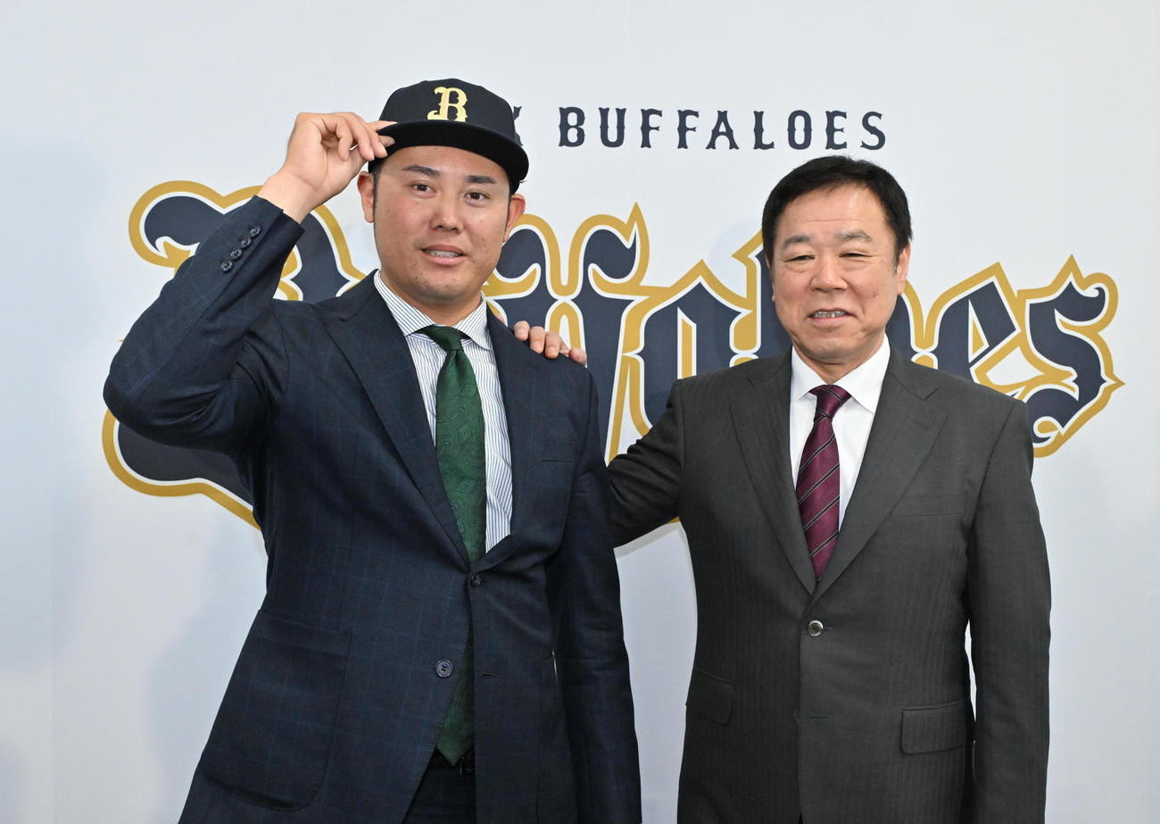 会見を終え記念撮影をする（左から）鈴木博、福良GM（撮影・石井愛子）