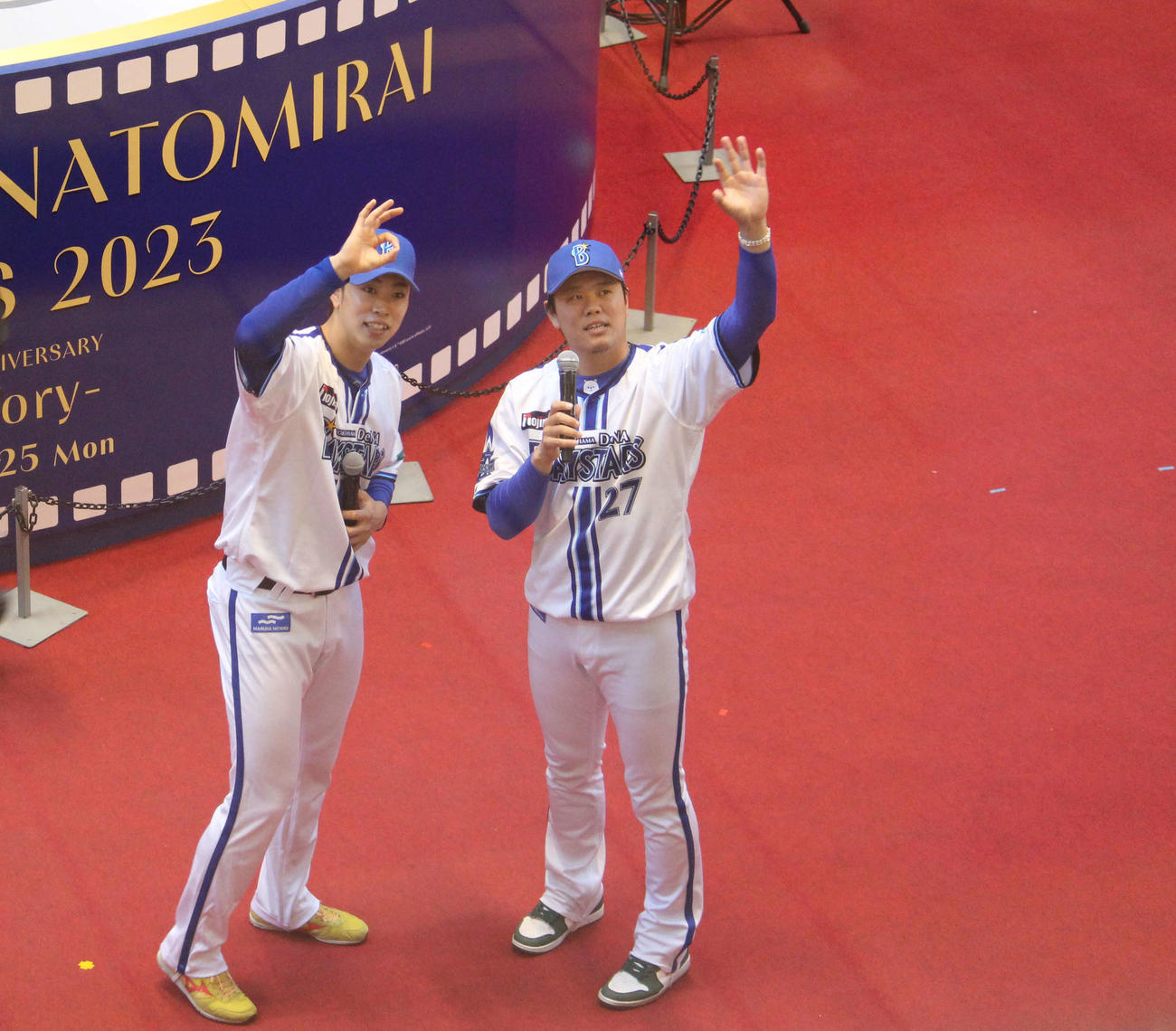 トークショーを行ったDeNA上茶谷（右）と入江（撮影・久保賢吾）
