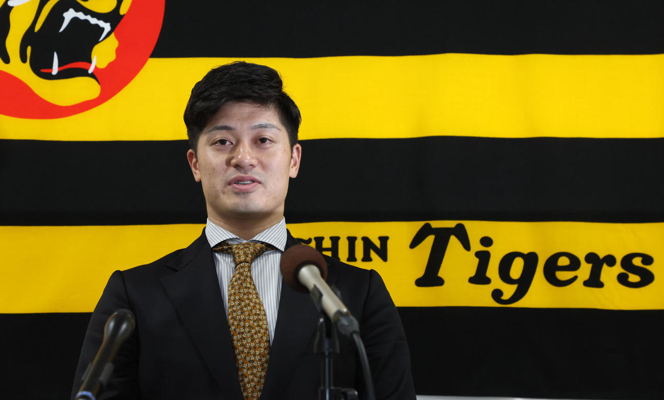 契約を更改し会見する坂本（撮影・加藤哉）