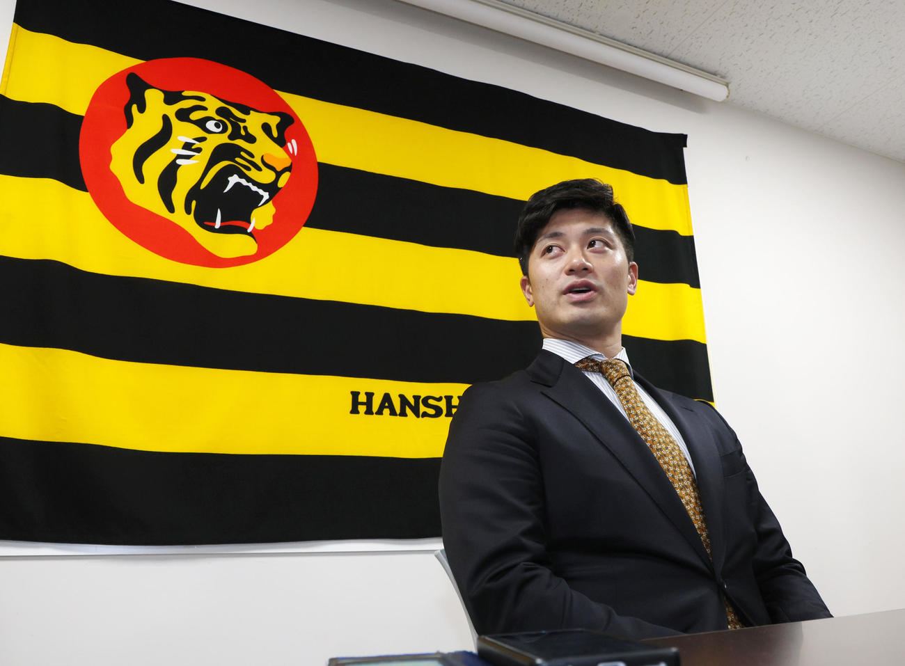 契約を更改し会見する坂本（撮影・加藤哉）