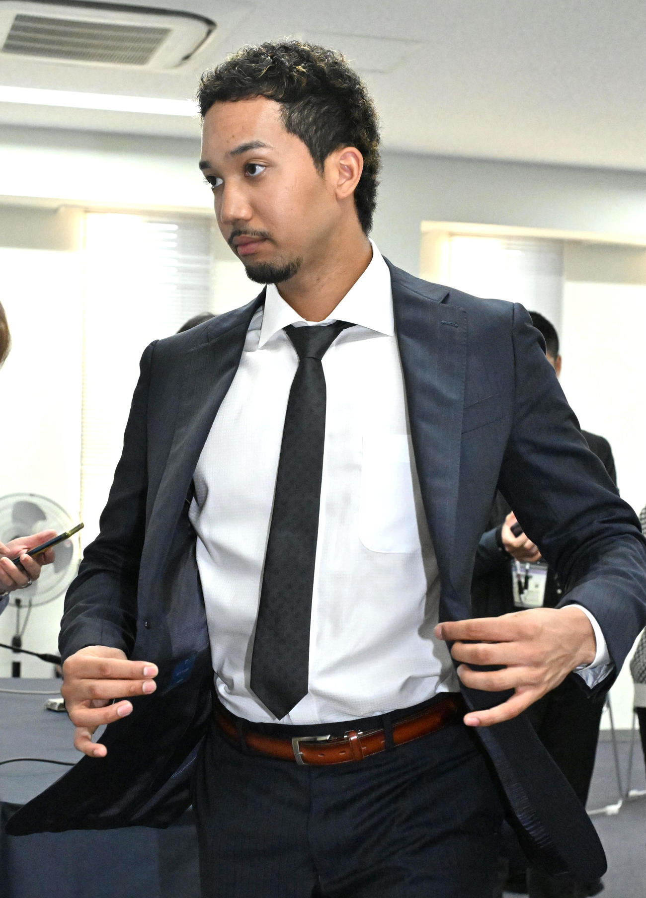 会見場をあとにする宗（撮影・石井愛子）