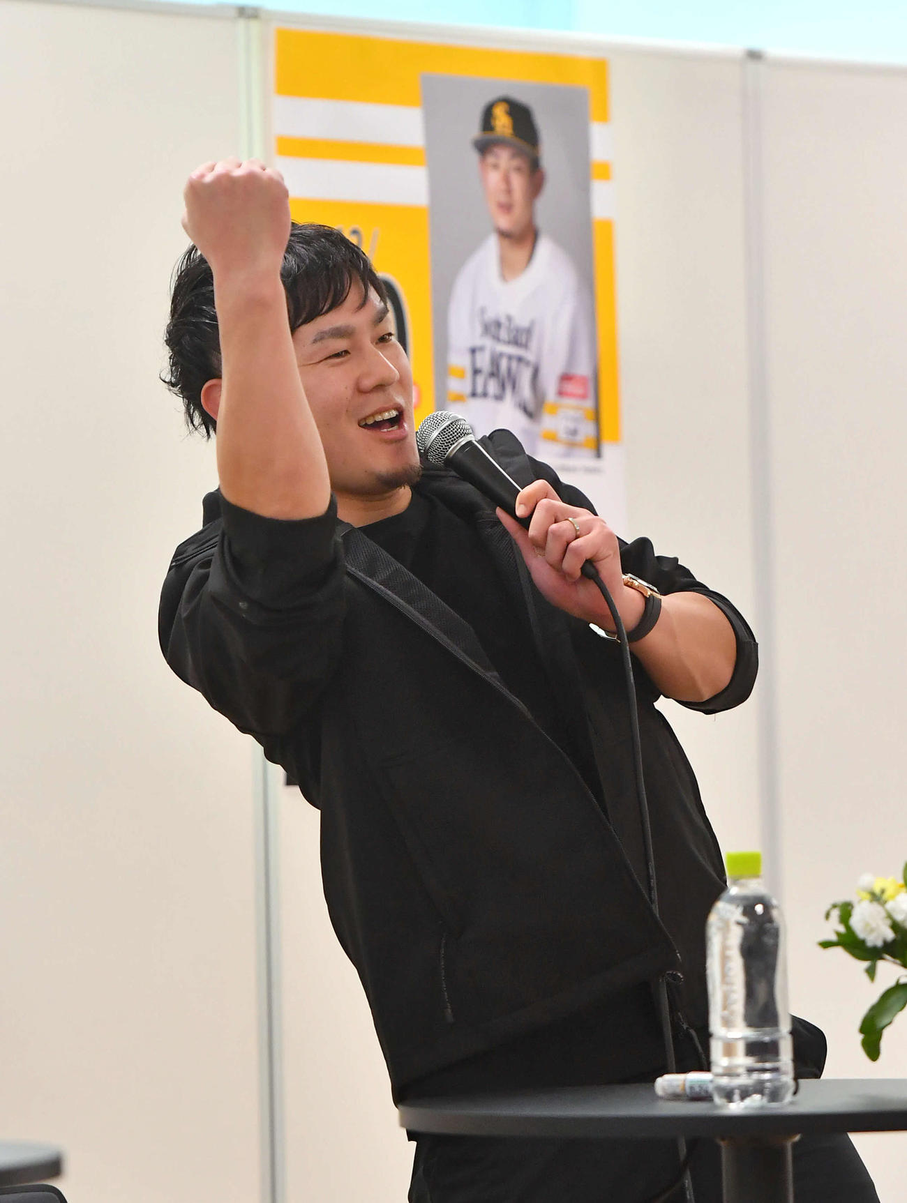 熱男ポーズでトークショーを締める牧原大（撮影・岩下翔太）