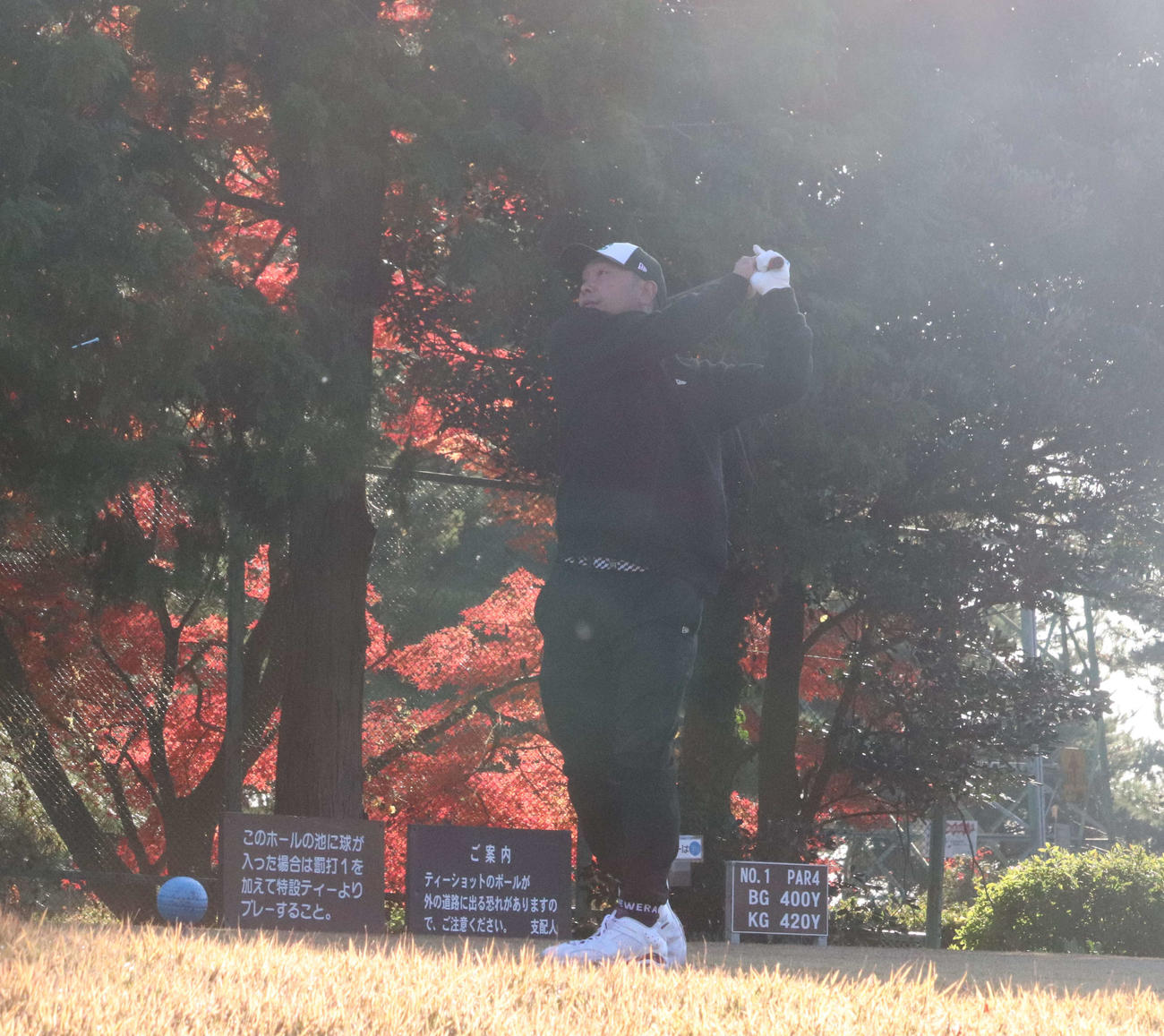 中大硬式野球部OBのゴルフコンペに参加し、ティーショットを放つ巨人阿部監督（撮影・小早川宗一郎）