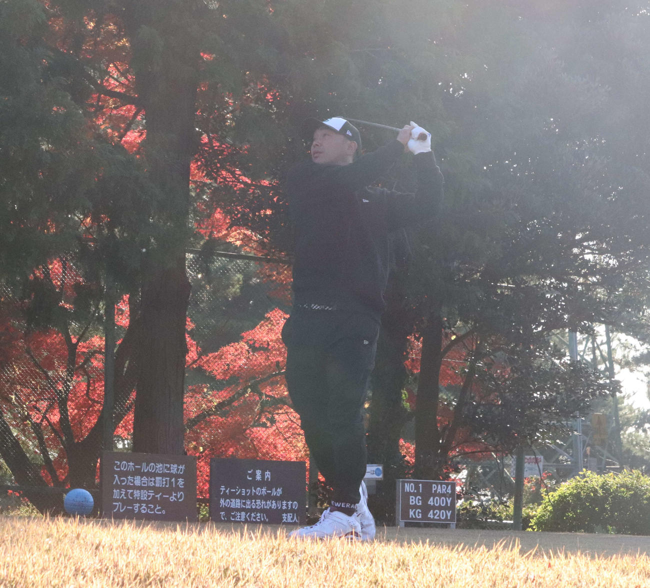 中大硬式野球部OBのゴルフコンペに参加し、ティーショットを放つ巨人阿部監督（撮影・小早川宗一郎）