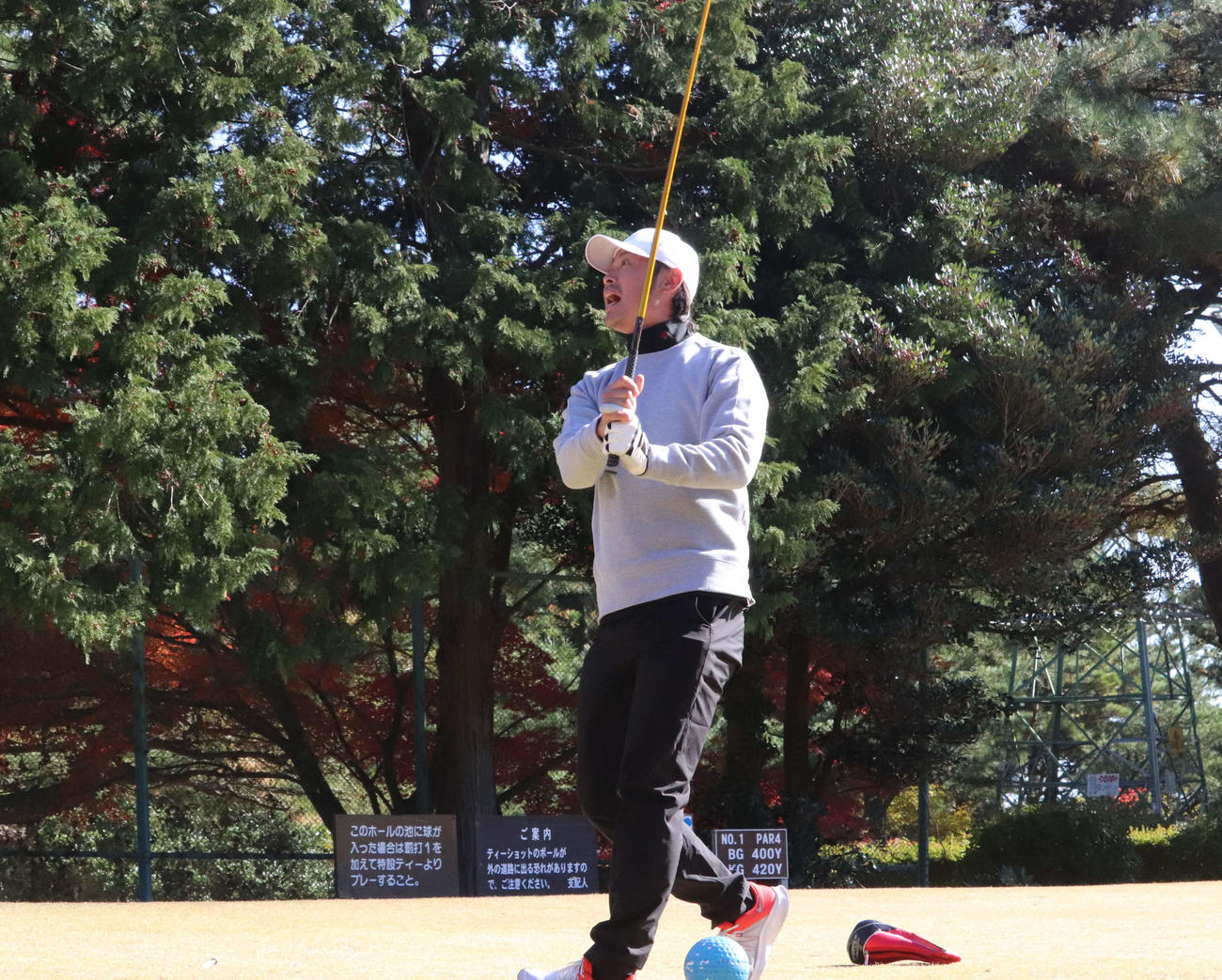 中大硬式野球部OBのゴルフコンペに参加し、ティーショットを放つ巨人亀井外野守備兼走塁コーチ（撮影・小早川宗一郎）