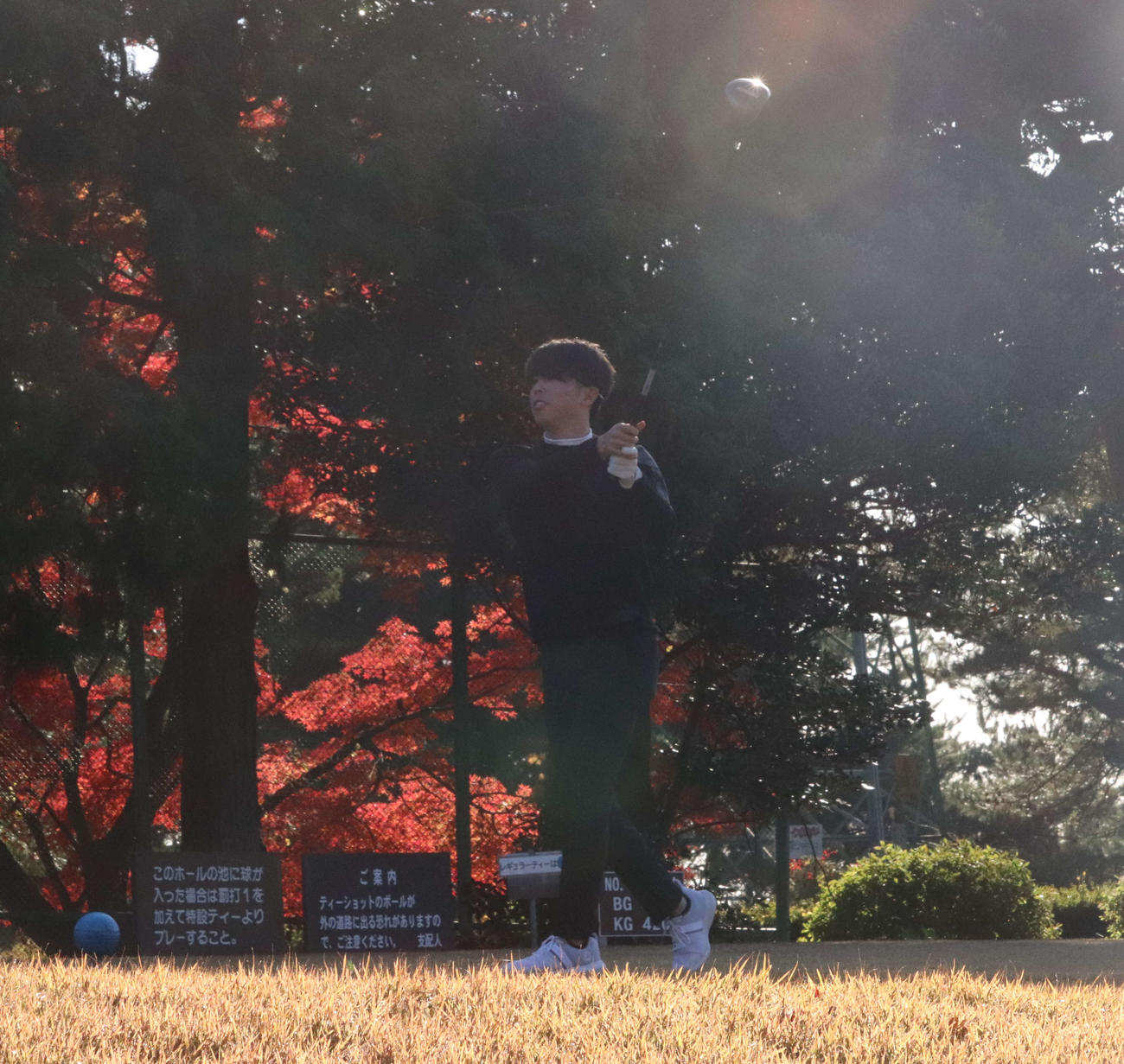 中大硬式野球部OBのゴルフコンペに参加した日本ハム五十幡のティーショット（撮影・小早川宗一郎）
