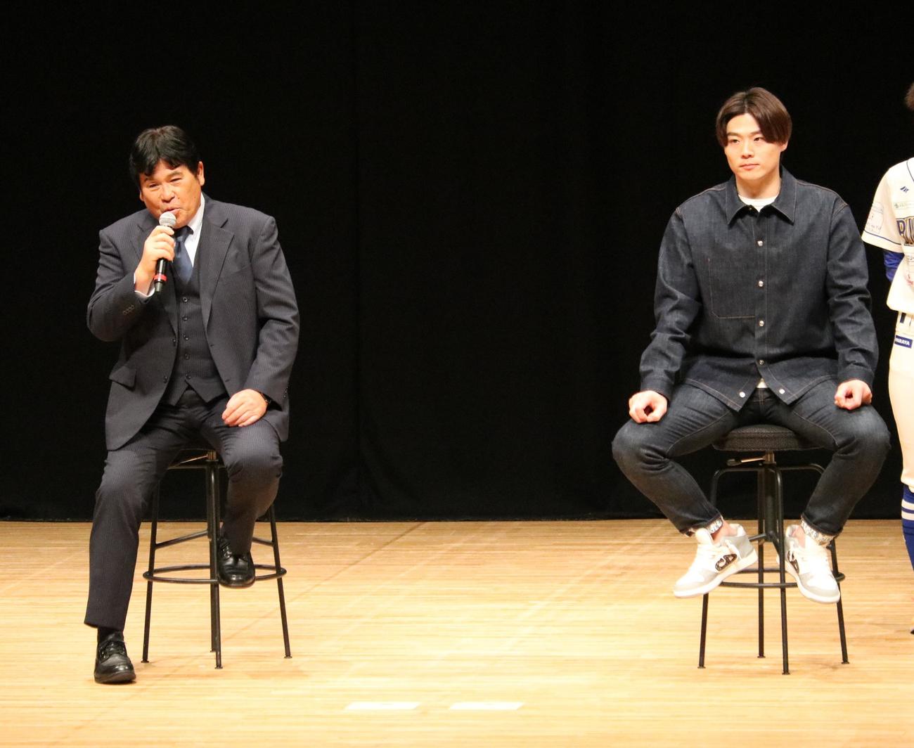 兵庫ブルーサンダーズのイベントで息子の山崎福也投手にエールを送る、父章弘さん（撮影・林亮佑）＝2023年12月10日、三田市総合文化センター郷の音ホール