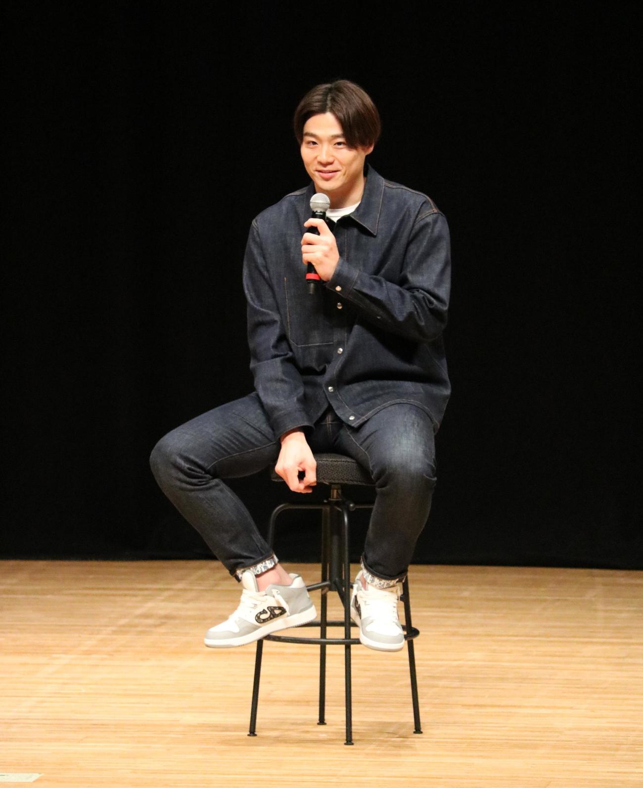 日本ハムの山崎福也投手が兵庫ブルーサンダーズのイベントでトークショーを行う（撮影・林亮佑）＝2023年12月10日、三田市総合文化センター郷の音ホール
