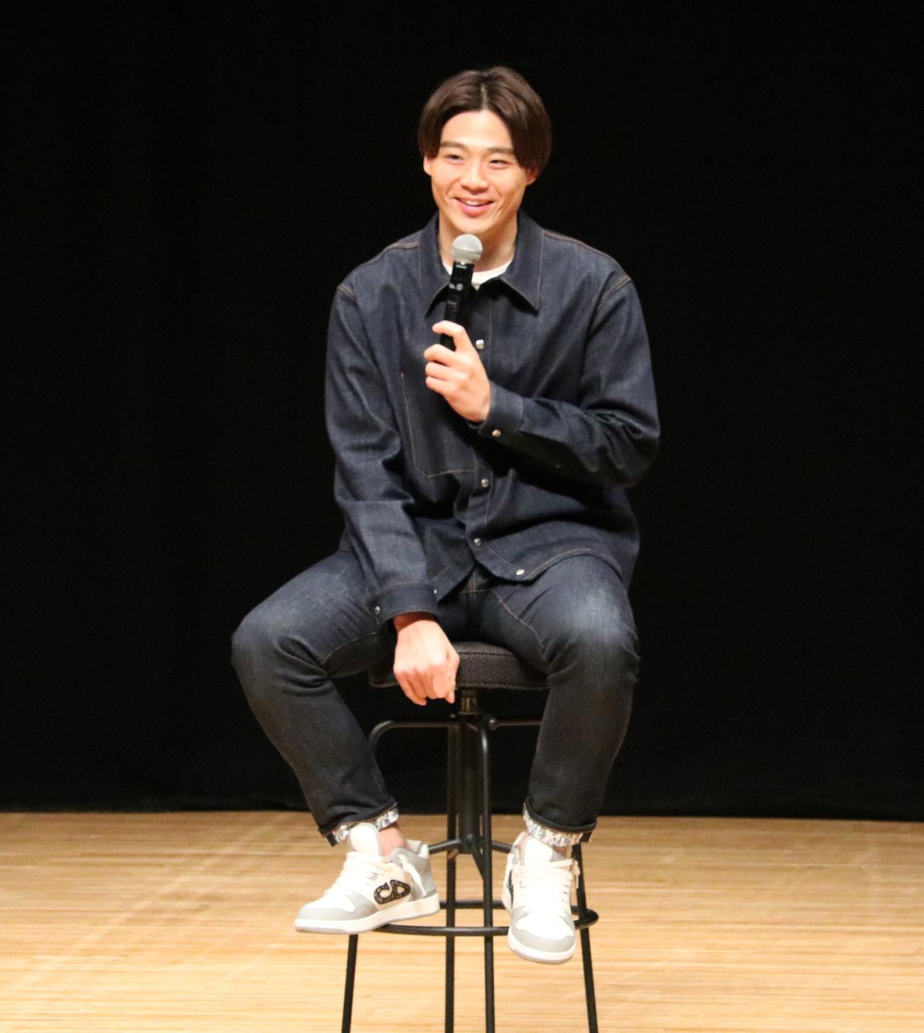 日本ハムの山崎福也投手が兵庫ブルーサンダーズのイベントでトークショーを行う（撮影・林亮佑）＝2023年12月10日、三田市総合文化センター郷の音ホール