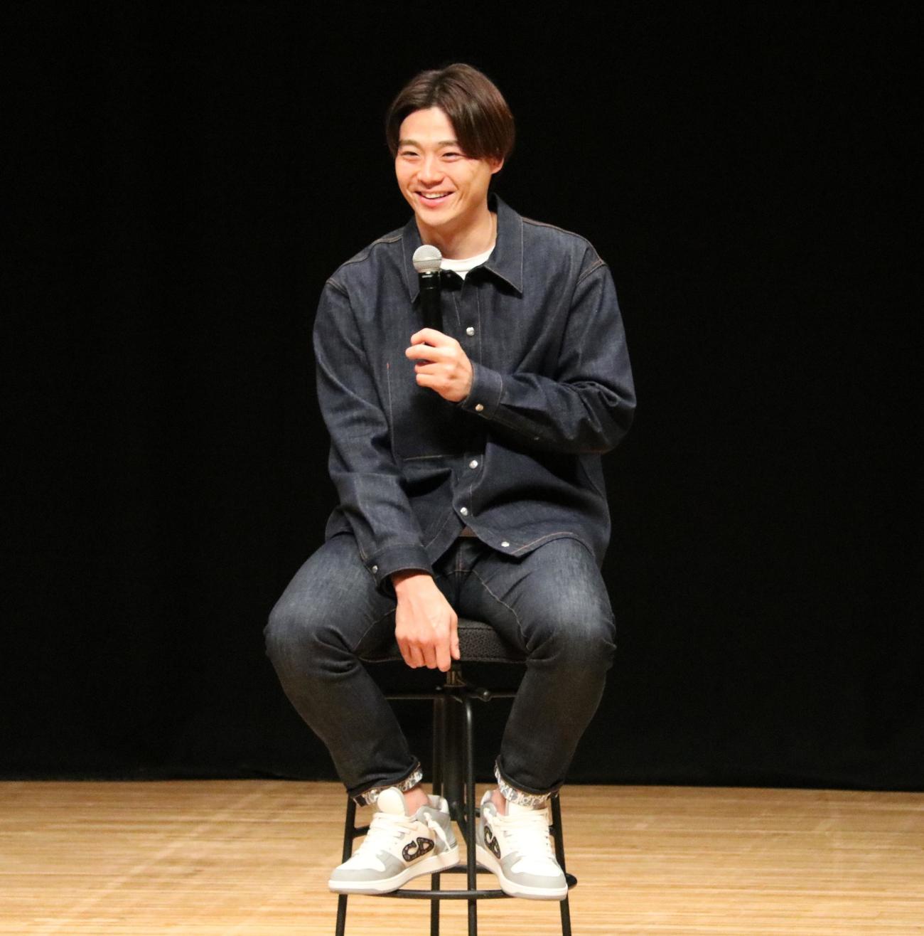 日本ハムの山崎福也投手が兵庫ブルーサンダーズのイベントでトークショーを行い、笑顔を見せる（撮影・林亮佑）＝2023年12月10日、三田市総合文化センター郷の音ホール